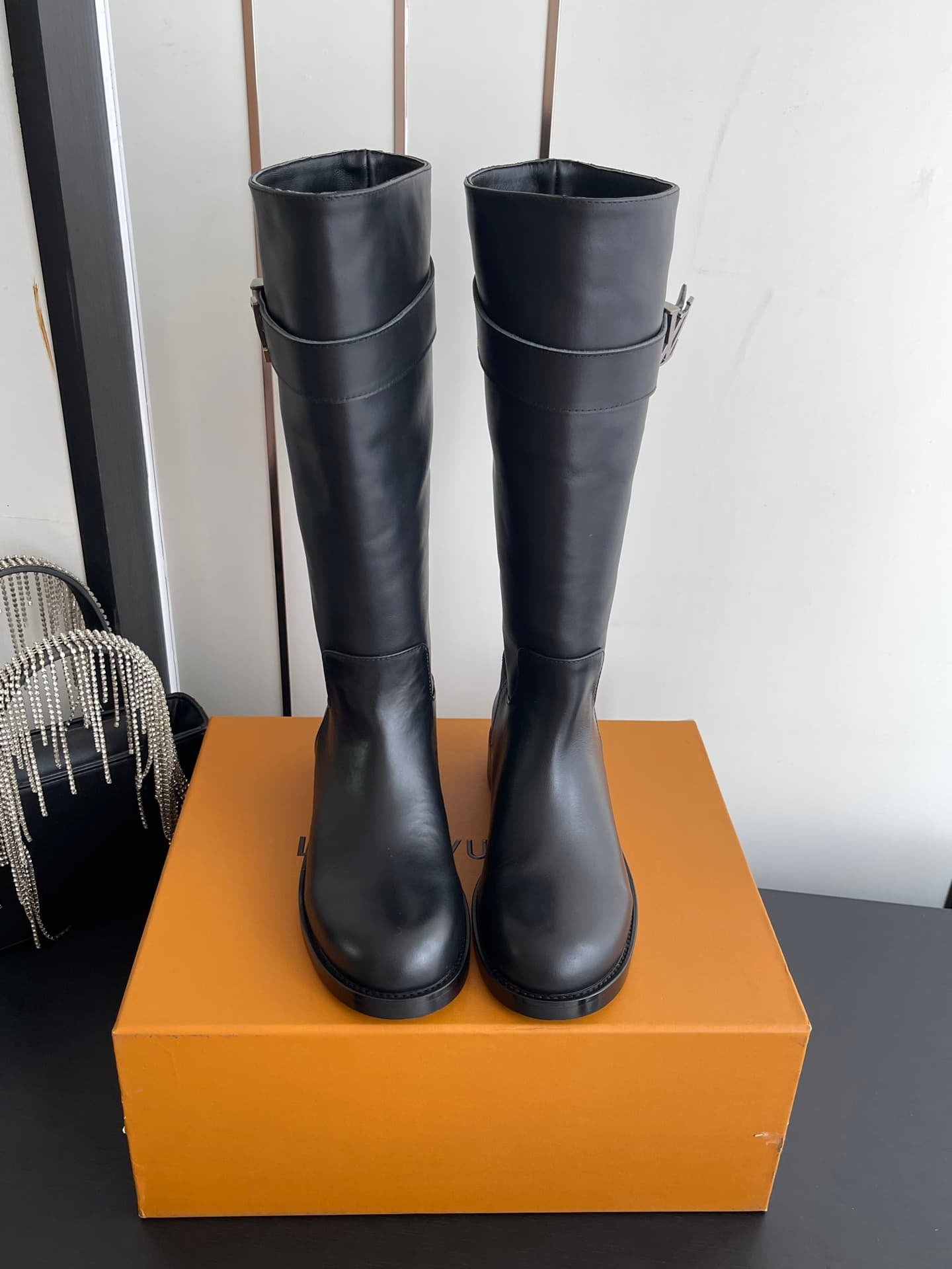D9079 🏧𝐋𝐨𝐮𝐢𝐬 𝐕𝐮𝐭𝐭𝐨𝐧 Louis Vuitton’s new LV donkey-style boots with a stylish British style, slim-fit martin boots, long boots. — image 2