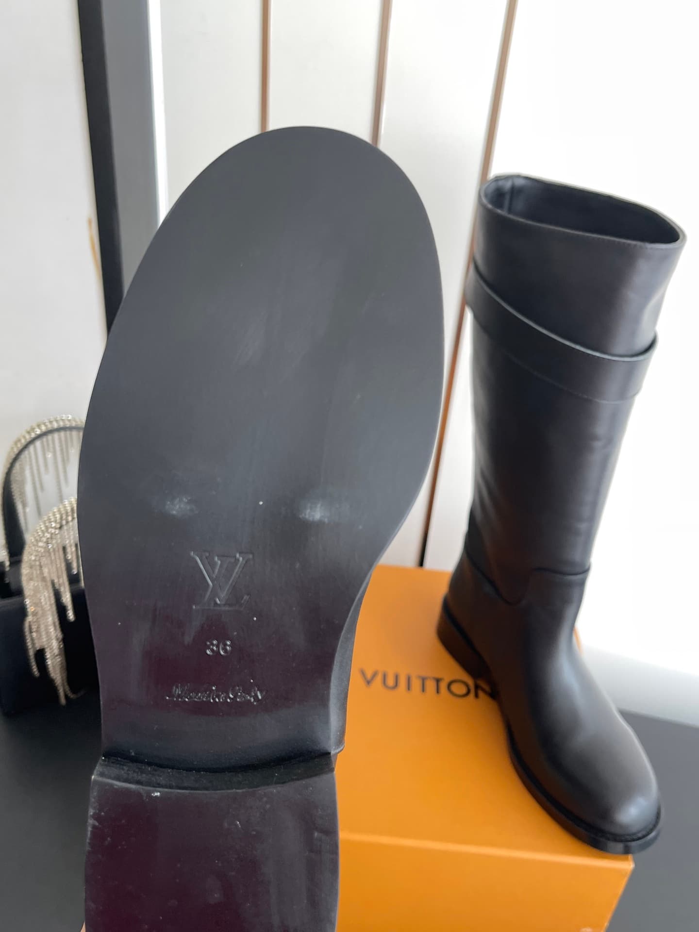 D9079 🏧𝐋𝐨𝐮𝐢𝐬 𝐕𝐮𝐭𝐭𝐨𝐧 Louis Vuitton’s new LV donkey-style boots with a stylish British style, slim-fit martin boots, long boots. — image 8
