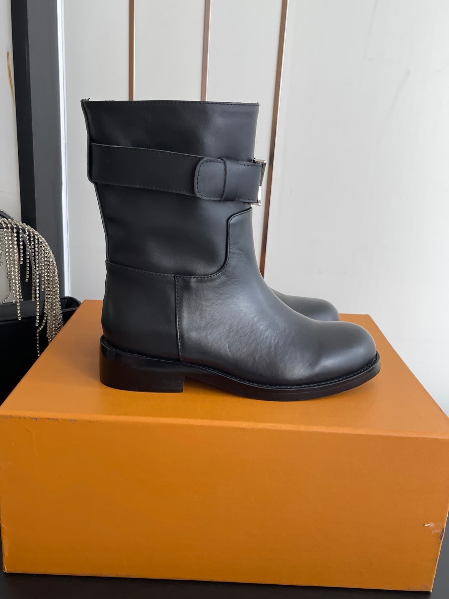D9080 🏧𝐋𝐨𝐮𝐢𝐬 𝐕𝐮𝐭𝐭𝐨𝐧 Louis Vuitton’s new LV donkey-style British-style stylish Martin boots, straight-leg boots, low boots. — image 3