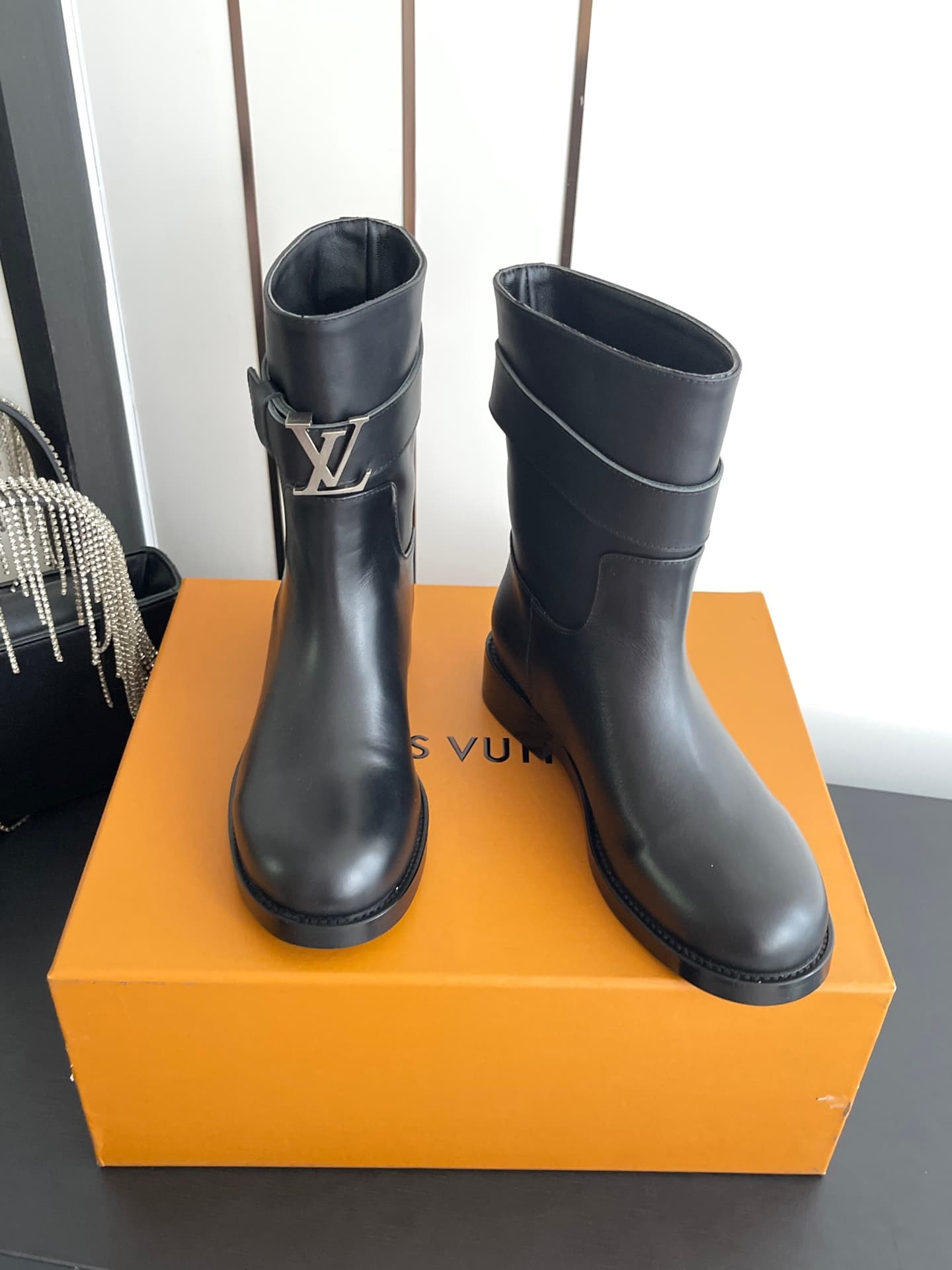 D9080 🏧𝐋𝐨𝐮𝐢𝐬 𝐕𝐮𝐭𝐭𝐨𝐧 Louis Vuitton’s new LV donkey-style British-style stylish Martin boots, straight-leg boots, low boots. — image 6