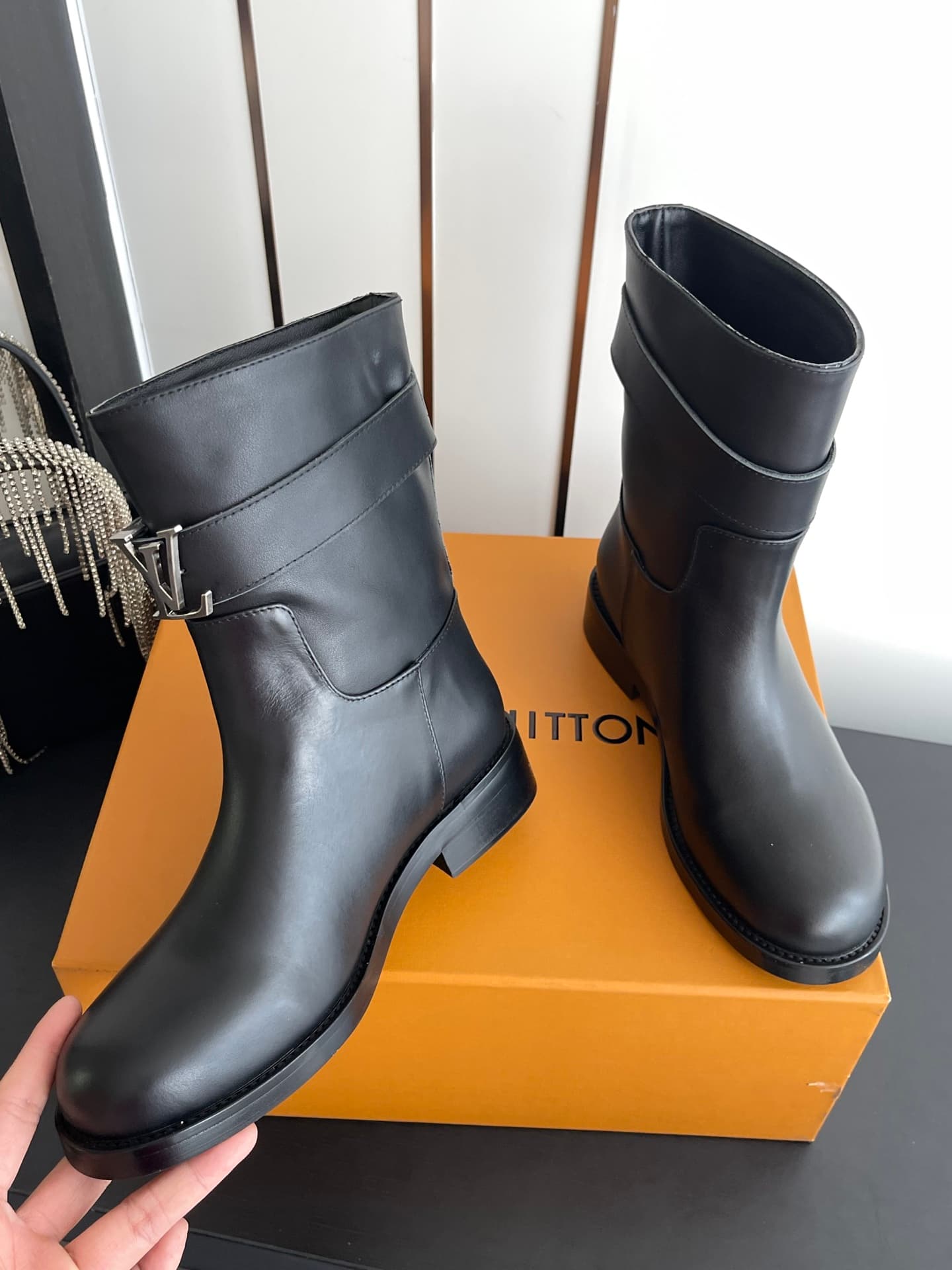 D9080 🏧𝐋𝐨𝐮𝐢𝐬 𝐕𝐮𝐭𝐭𝐨𝐧 Louis Vuitton’s new LV donkey-style British-style stylish Martin boots, straight-leg boots, low boots. — image 4