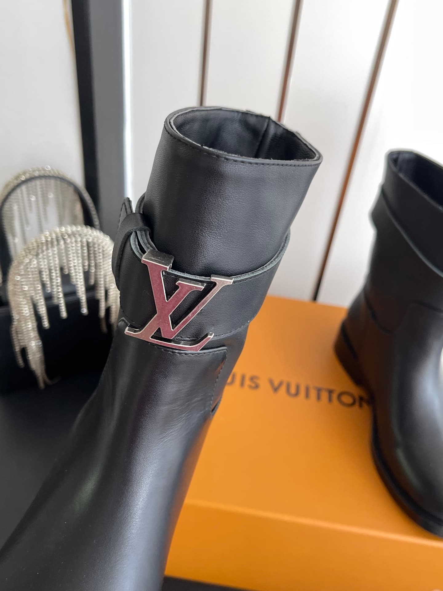 D9080 🏧𝐋𝐨𝐮𝐢𝐬 𝐕𝐮𝐭𝐭𝐨𝐧 Louis Vuitton’s new LV donkey-style British-style stylish Martin boots, straight-leg boots, low boots. — image 5