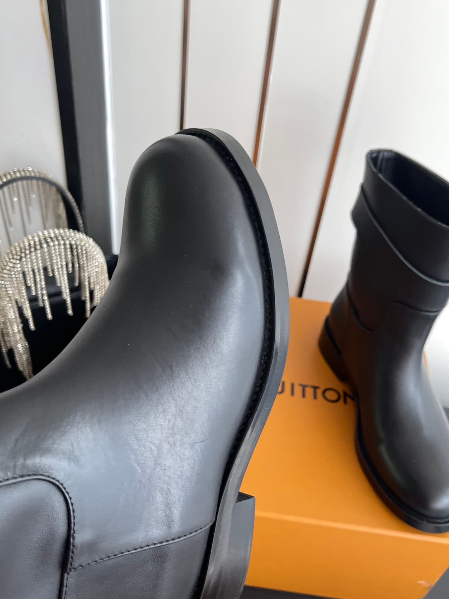 D9080 🏧𝐋𝐨𝐮𝐢𝐬 𝐕𝐮𝐭𝐭𝐨𝐧 Louis Vuitton’s new LV donkey-style British-style stylish Martin boots, straight-leg boots, low boots. — image 7