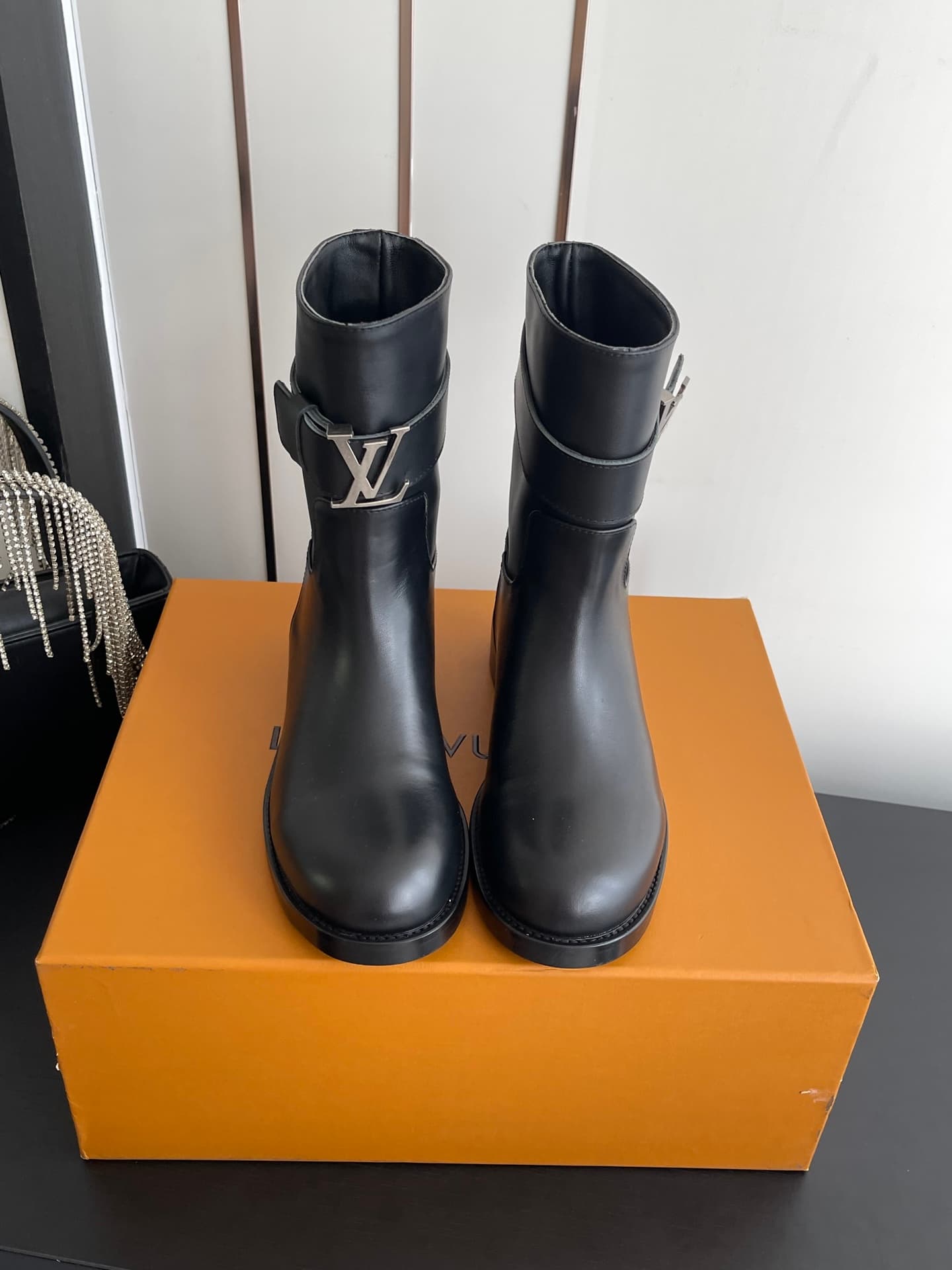 D9080 🏧𝐋𝐨𝐮𝐢𝐬 𝐕𝐮𝐭𝐭𝐨𝐧 Louis Vuitton’s new LV donkey-style British-style stylish Martin boots, straight-leg boots, low boots. — image 2