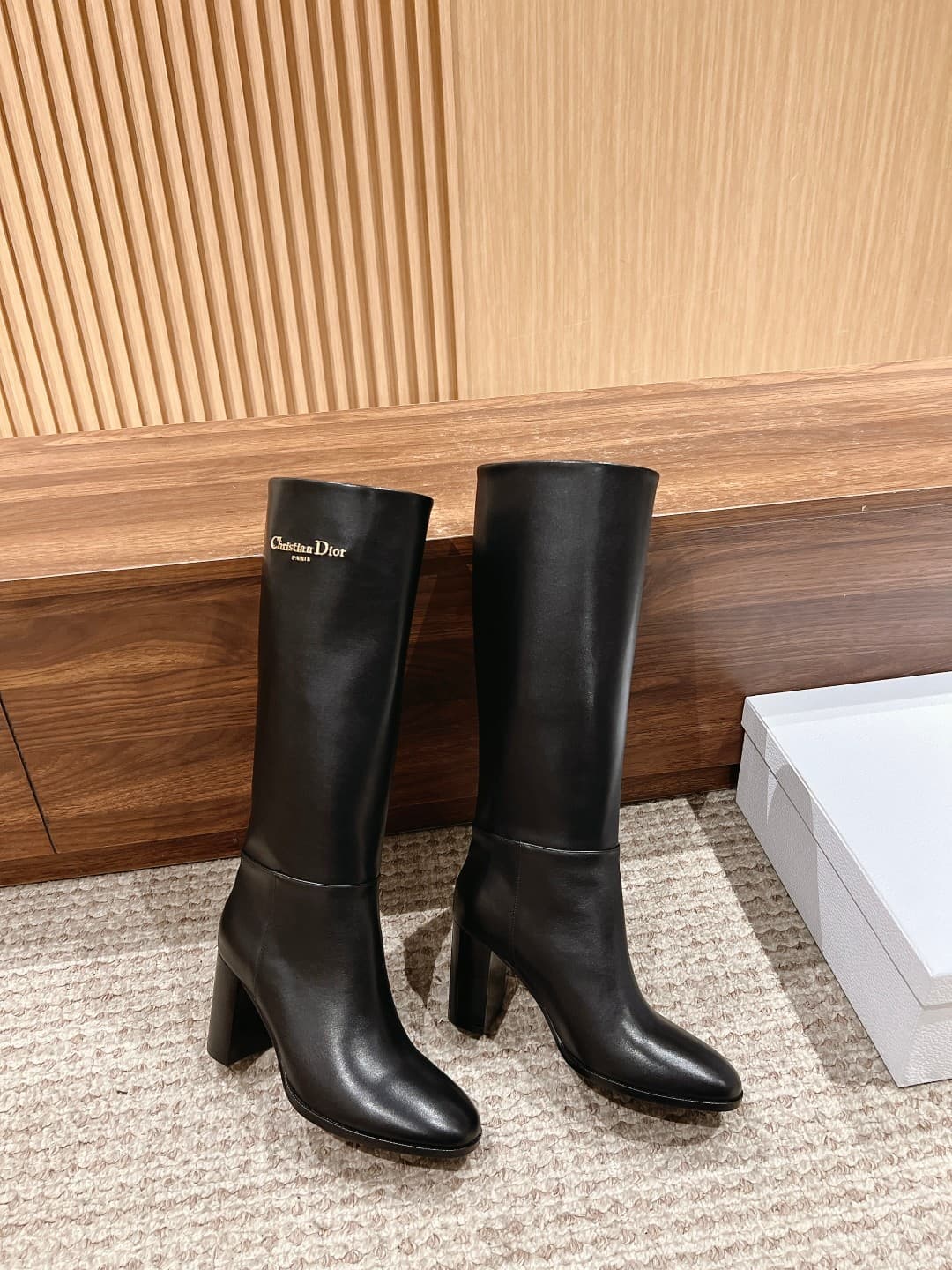 D5913 𝐂𝐇𝐑𝐈𝐒𝐓𝐈𝐀𝐍 𝐃𝐈𝐎𝐑#New Christian Dior boots with high heels. These D-𝐓𝐨𝐰𝐧 boots with heels are new items in the 2024 winter collection, featuring a modern style with a classic look. With a straight-leg silhouette and crafted from soft black leather, the — image 4
