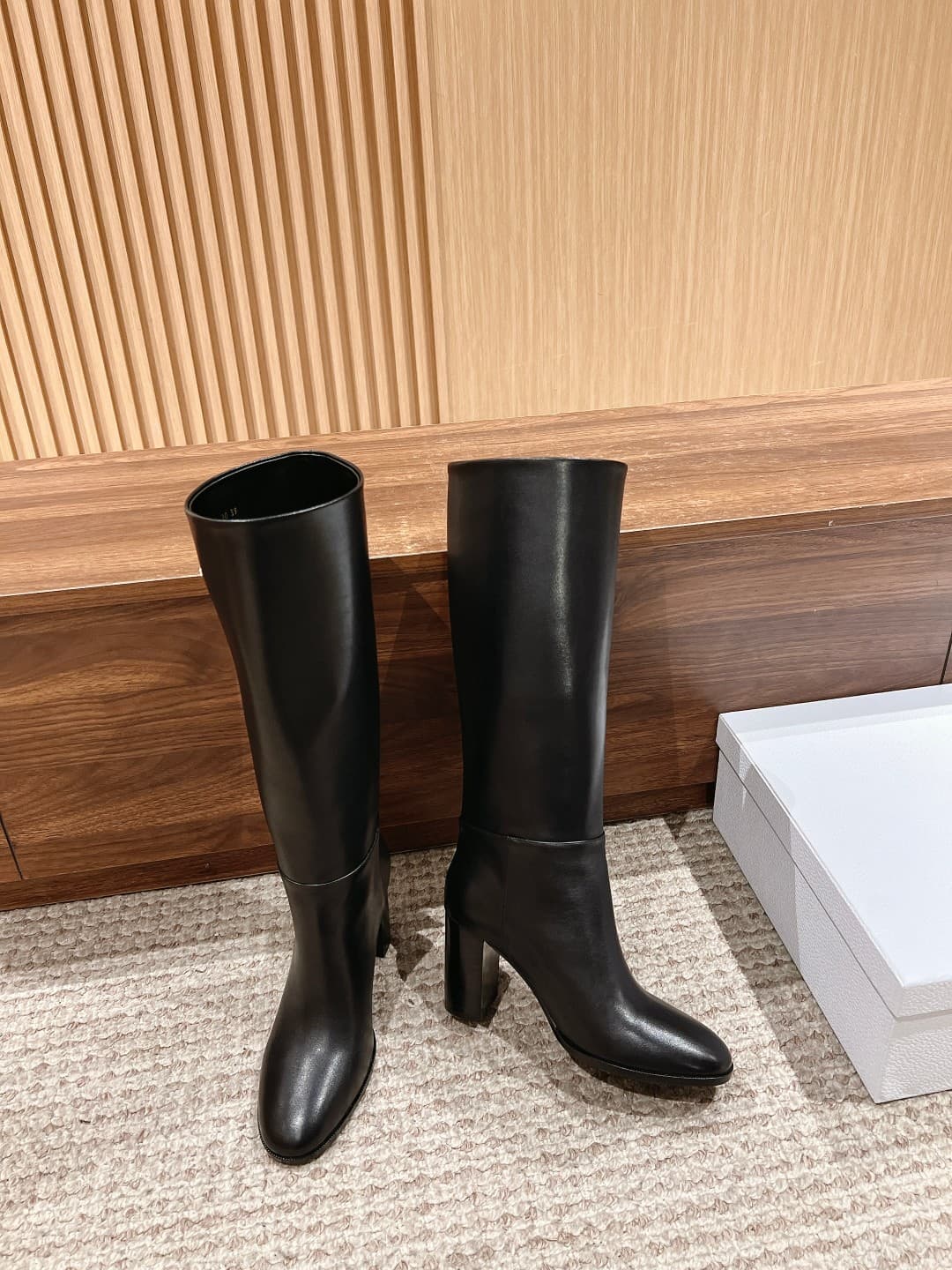 D5913 𝐂𝐇𝐑𝐈𝐒𝐓𝐈𝐀𝐍 𝐃𝐈𝐎𝐑#New Christian Dior boots with high heels. These D-𝐓𝐨𝐰𝐧 boots with heels are new items in the 2024 winter collection, featuring a modern style with a classic look. With a straight-leg silhouette and crafted from soft black leather, the — image 3
