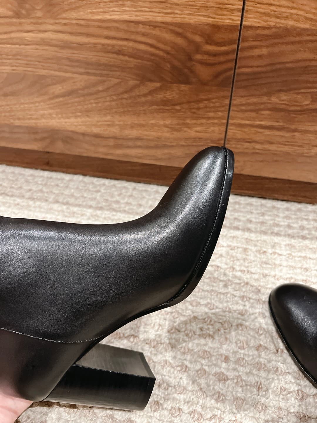 D5913 𝐂𝐇𝐑𝐈𝐒𝐓𝐈𝐀𝐍 𝐃𝐈𝐎𝐑#New Christian Dior boots with high heels. These D-𝐓𝐨𝐰𝐧 boots with heels are new items in the 2024 winter collection, featuring a modern style with a classic look. With a straight-leg silhouette and crafted from soft black leather, the — image 7