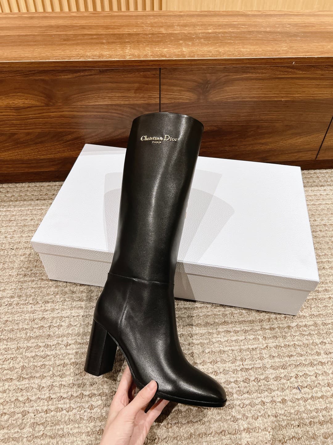 D5913 𝐂𝐇𝐑𝐈𝐒𝐓𝐈𝐀𝐍 𝐃𝐈𝐎𝐑#New Christian Dior boots with high heels. These D-𝐓𝐨𝐰𝐧 boots with heels are new items in the 2024 winter collection, featuring a modern style with a classic look. With a straight-leg silhouette and crafted from soft black leather, the — image 5