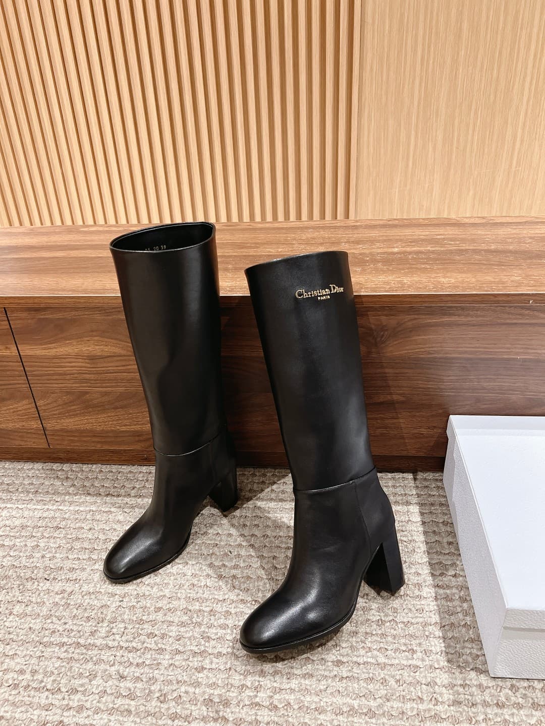 D5913 𝐂𝐇𝐑𝐈𝐒𝐓𝐈𝐀𝐍 𝐃𝐈𝐎𝐑#New Christian Dior boots with high heels. These D-𝐓𝐨𝐰𝐧 boots with heels are new items in the 2024 winter collection, featuring a modern style with a classic look. With a straight-leg silhouette and crafted from soft black leather, the — image 2