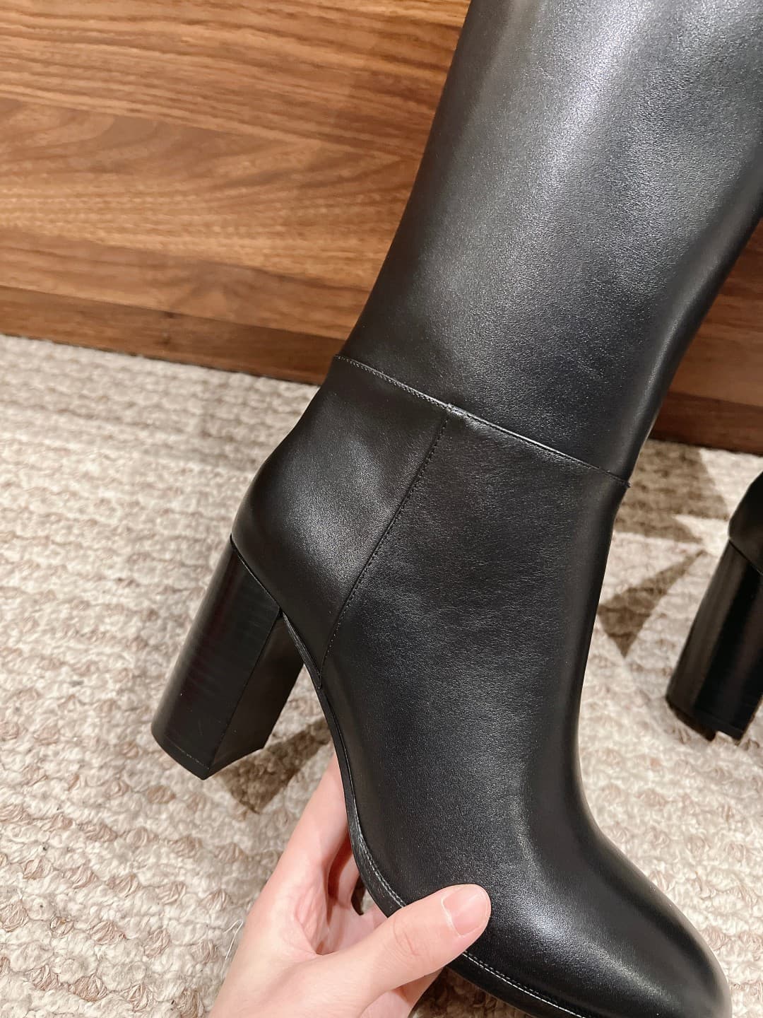 D5913 𝐂𝐇𝐑𝐈𝐒𝐓𝐈𝐀𝐍 𝐃𝐈𝐎𝐑#New Christian Dior boots with high heels. These D-𝐓𝐨𝐰𝐧 boots with heels are new items in the 2024 winter collection, featuring a modern style with a classic look. With a straight-leg silhouette and crafted from soft black leather, the — image 8