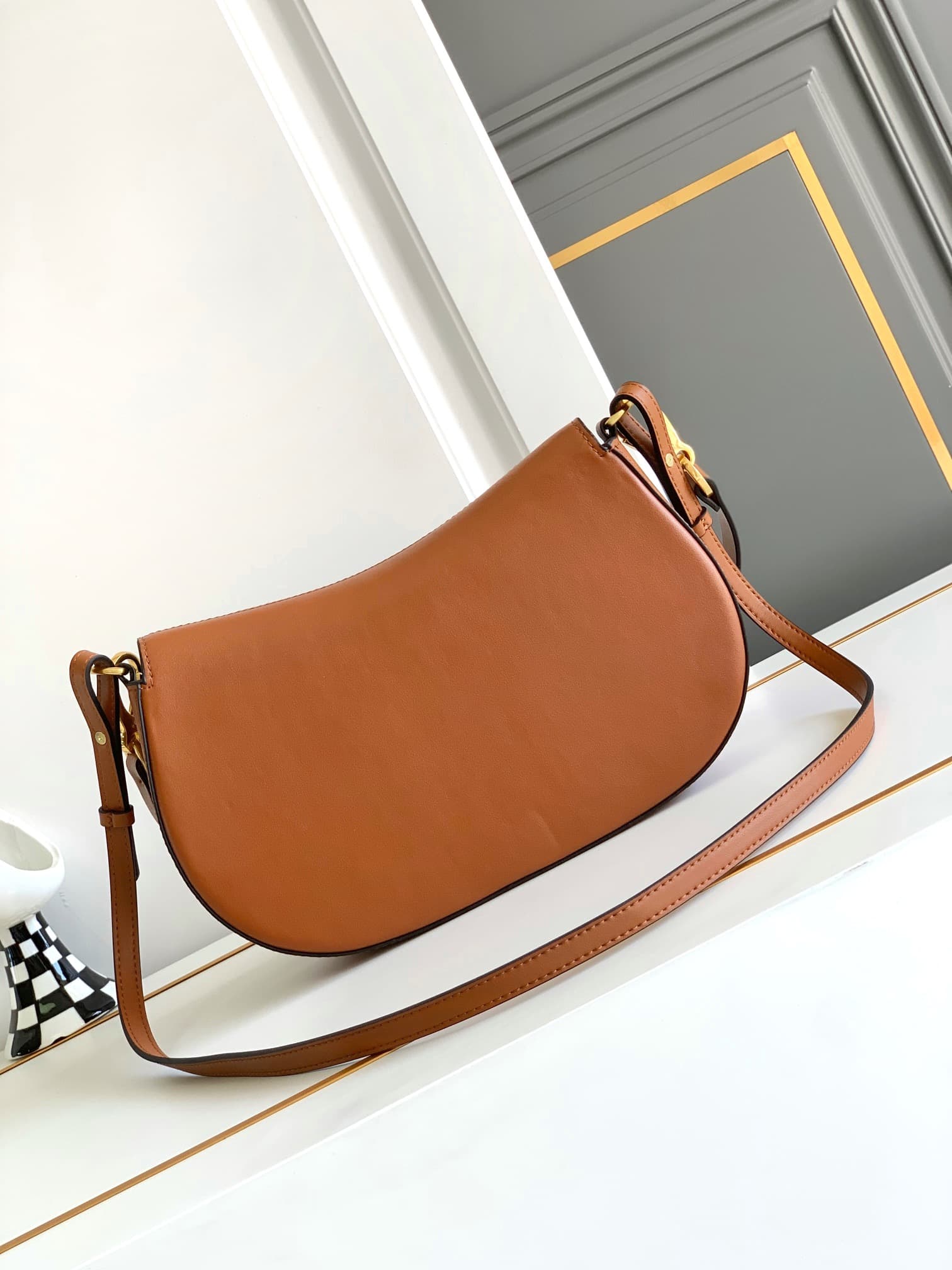 C3215 🆕 Latest fashion trending item❤ Leather bag, adorned with bronze and gold details from Vlogo. This bag can be carried on the shoulder or under the arm – perfect for all occasions❣️❣️ — image 3