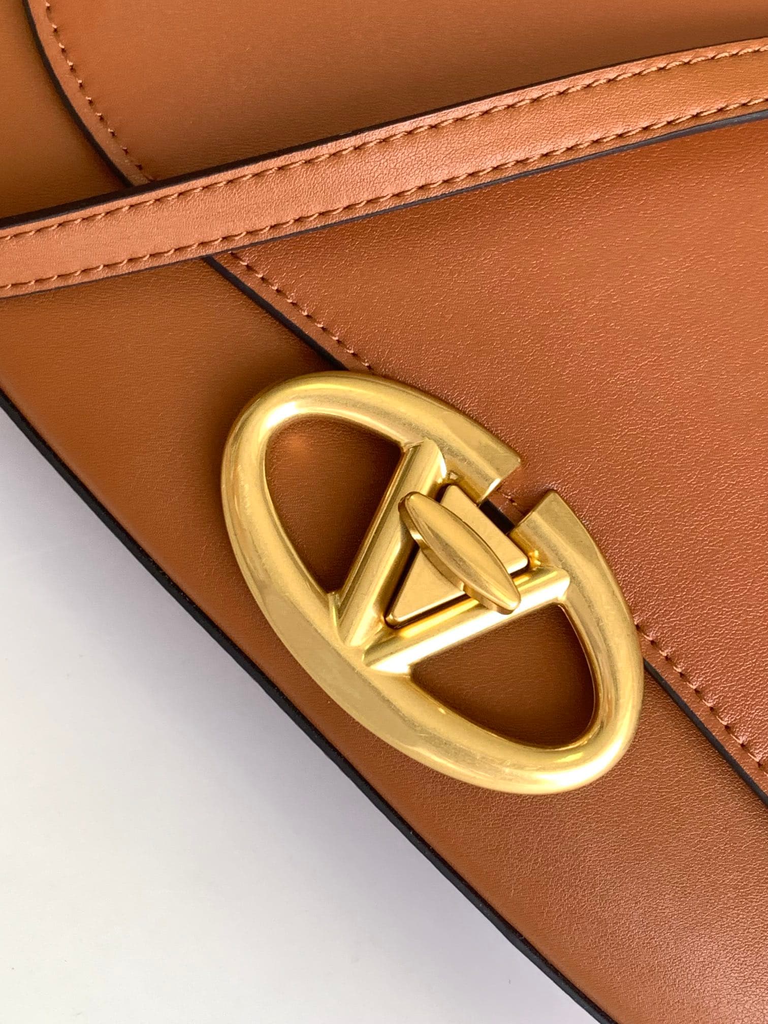 C3215 🆕 Latest fashion trending item❤ Leather bag, adorned with bronze and gold details from Vlogo. This bag can be carried on the shoulder or under the arm – perfect for all occasions❣️❣️ — image 5