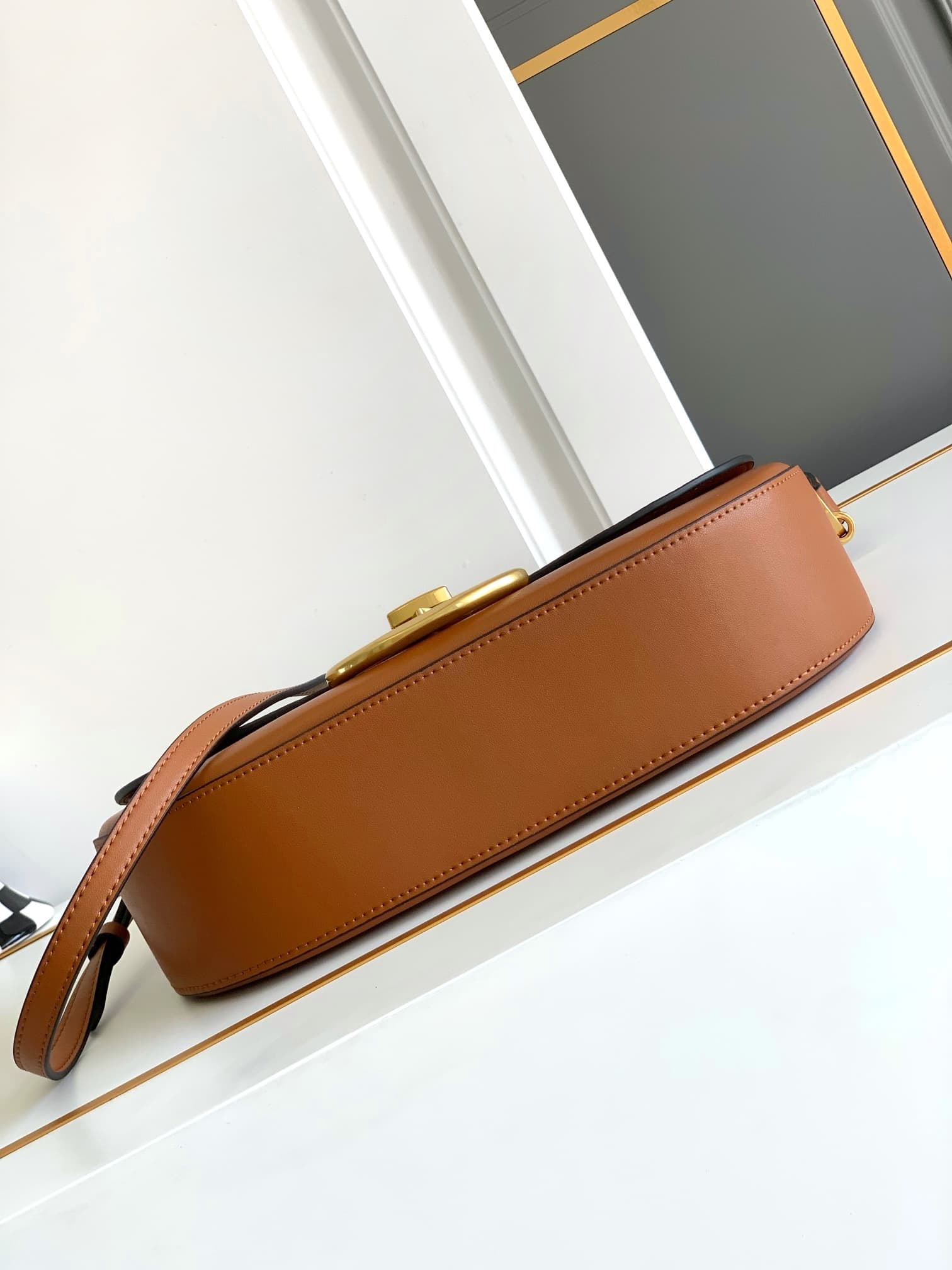 C3215 🆕 Latest fashion trending item❤ Leather bag, adorned with bronze and gold details from Vlogo. This bag can be carried on the shoulder or under the arm – perfect for all occasions❣️❣️ — image 4