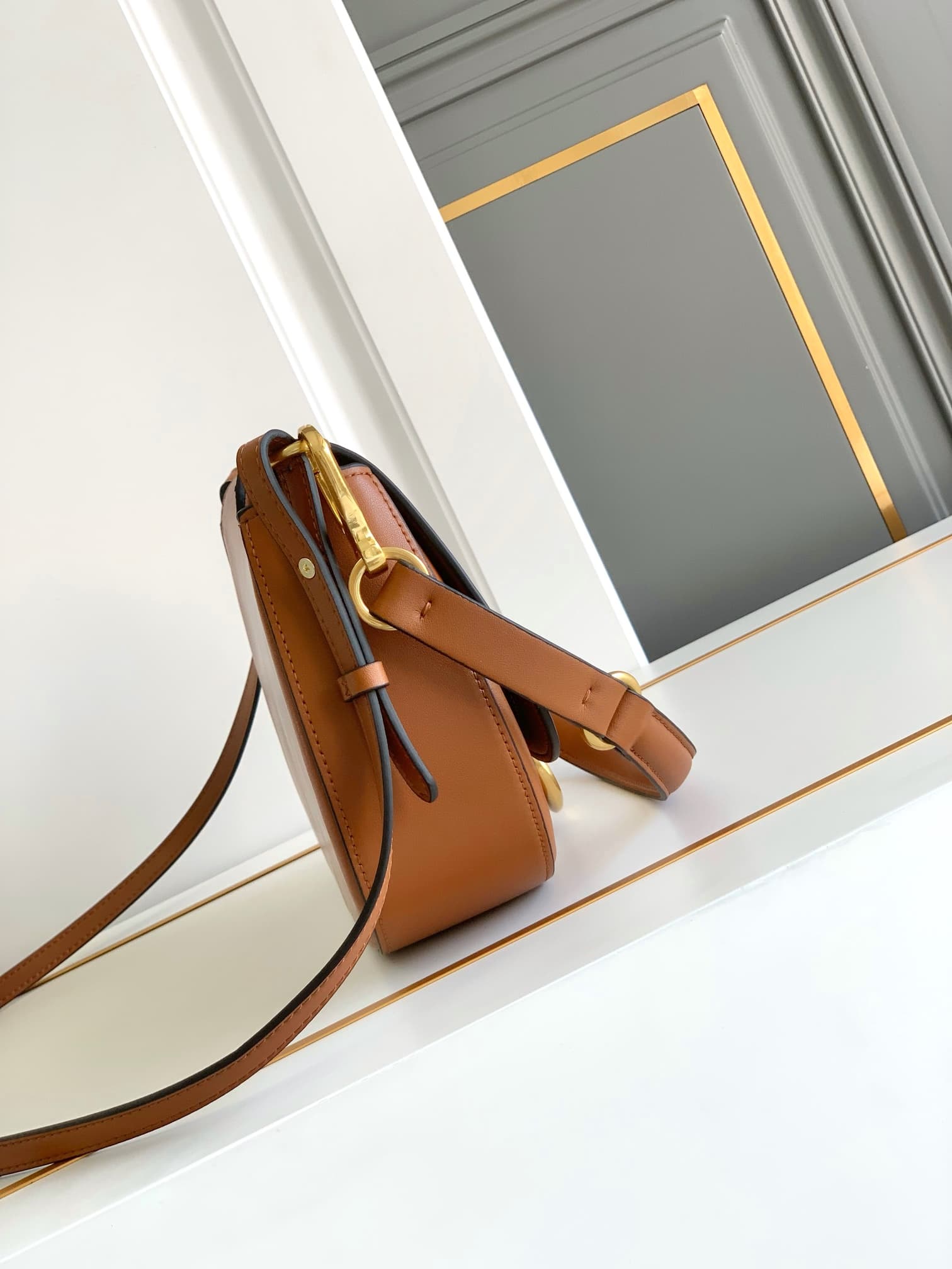 C3215 🆕 Latest fashion trending item❤ Leather bag, adorned with bronze and gold details from Vlogo. This bag can be carried on the shoulder or under the arm – perfect for all occasions❣️❣️ — image 2