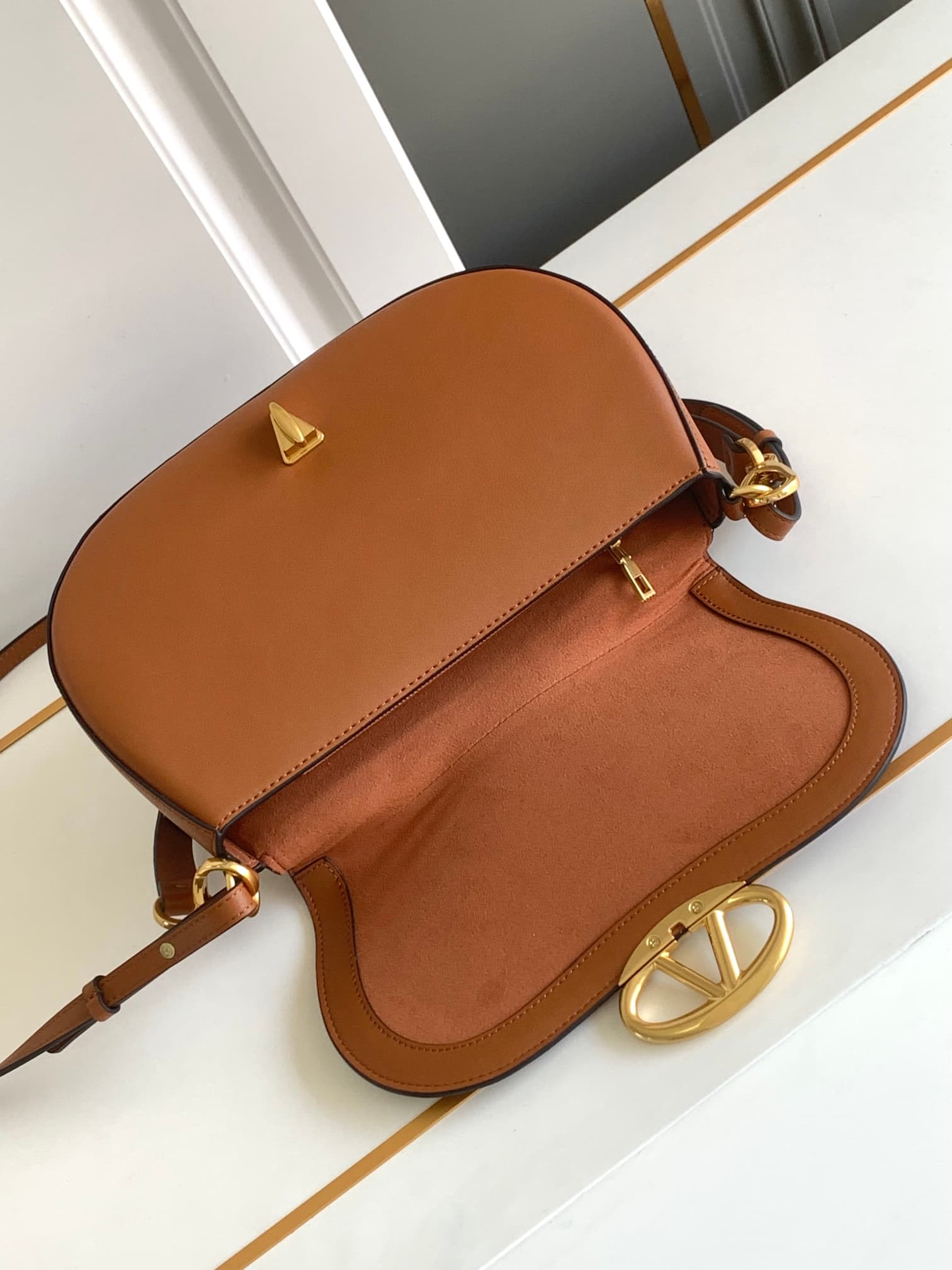 C3215 🆕 Latest fashion trending item❤ Leather bag, adorned with bronze and gold details from Vlogo. This bag can be carried on the shoulder or under the arm – perfect for all occasions❣️❣️ — image 7