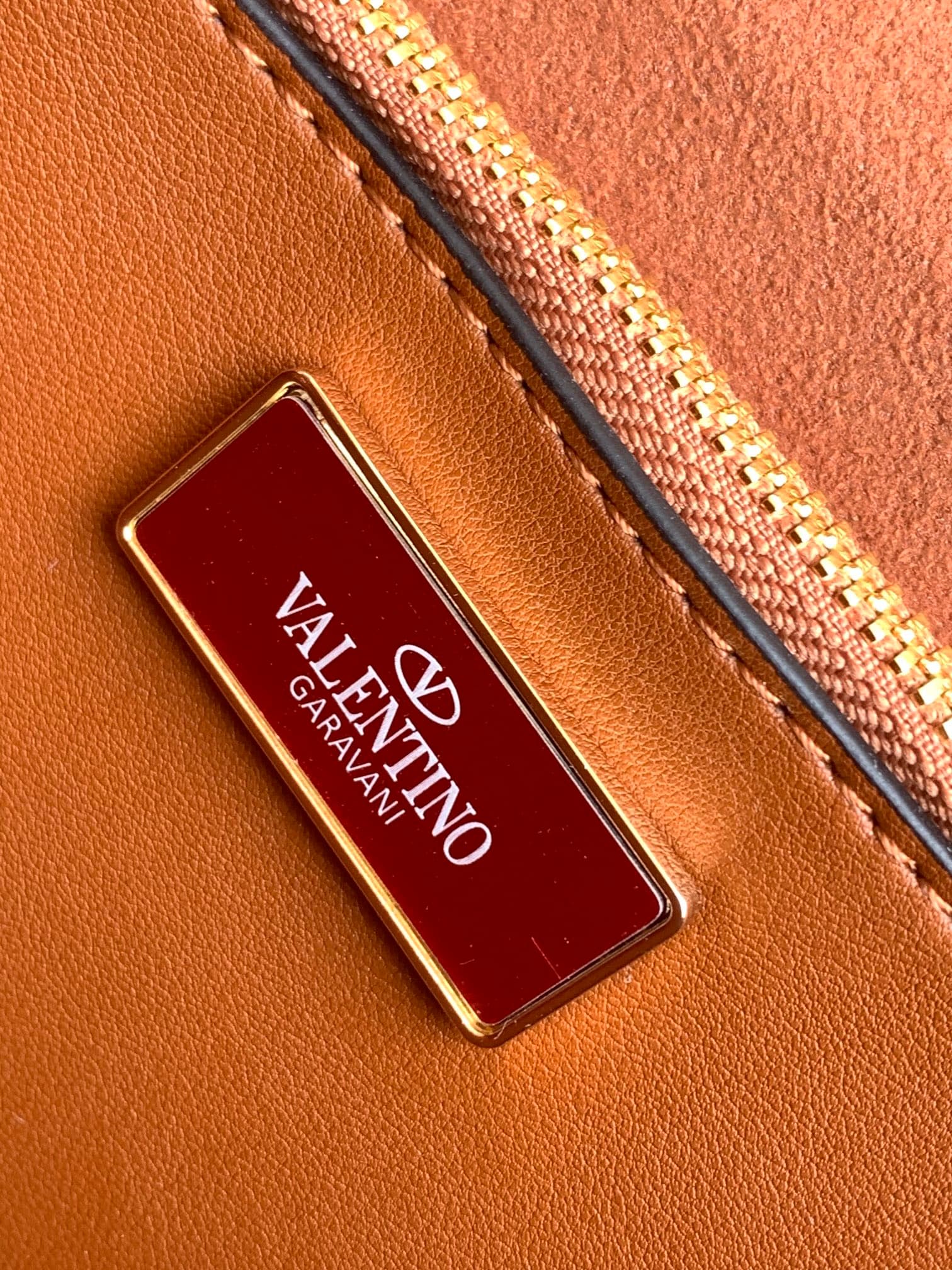 C3215 🆕 Latest fashion trending item❤ Leather bag, adorned with bronze and gold details from Vlogo. This bag can be carried on the shoulder or under the arm – perfect for all occasions❣️❣️ — image 8