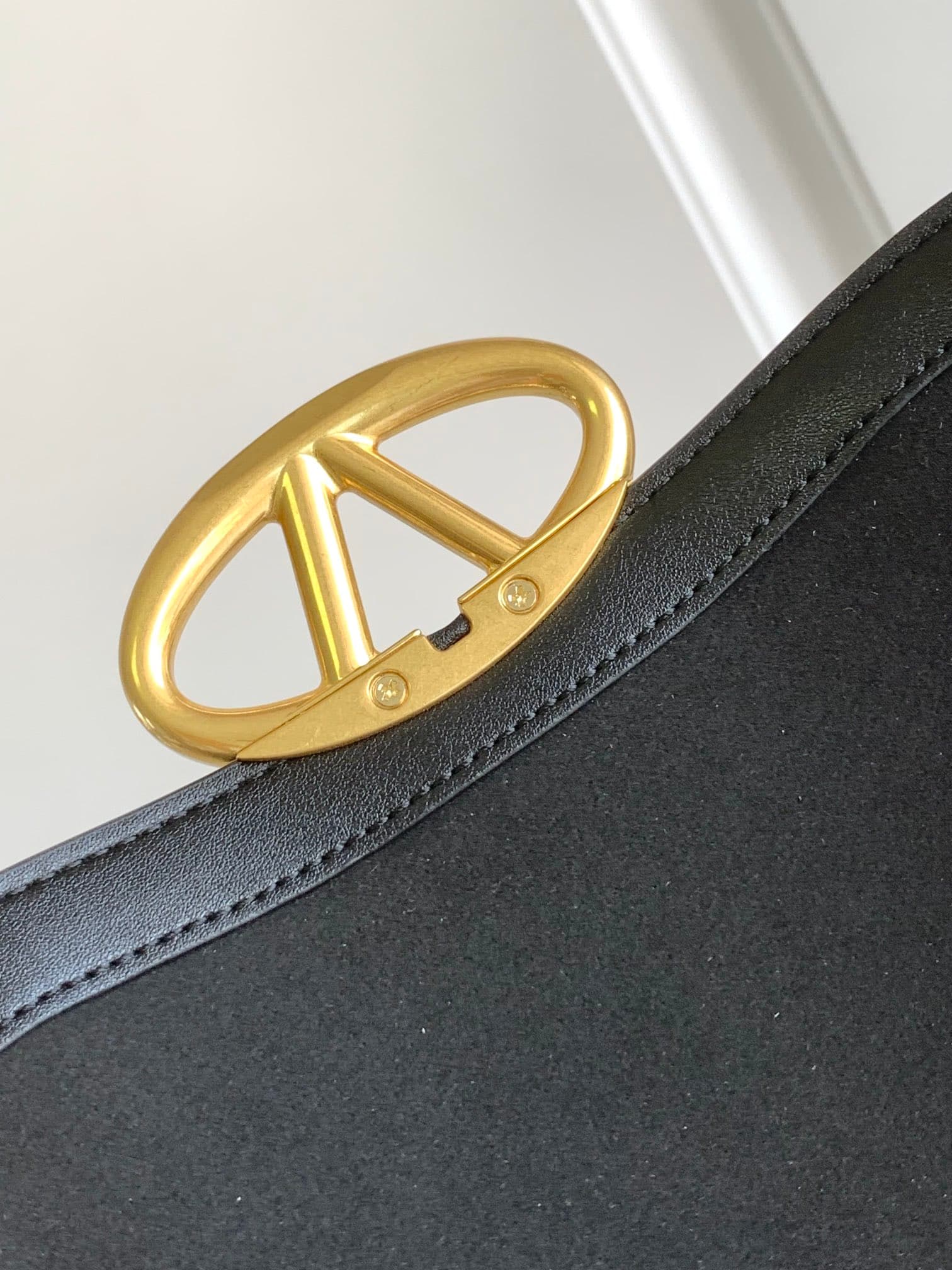 C3214 🆕 Latest fashion trendy item❤ Leather bag, adorned with bronze and gold details from Vlogo. This bag can be carried on the shoulder or under the arm – perfect for everyday use❣️❣️ — image 7
