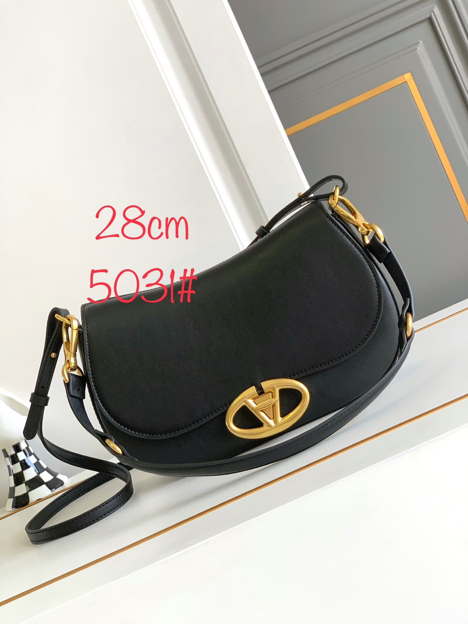 C3214 🆕 Latest fashion trendy item❤ Leather bag, adorned with bronze and gold details from Vlogo. This bag can be carried on the shoulder or under the arm – perfect for everyday use❣️❣️ — image 1