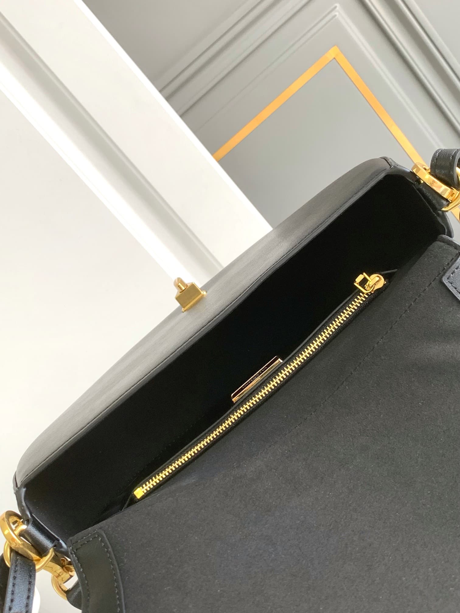 C3214 🆕 Latest fashion trendy item❤ Leather bag, adorned with bronze and gold details from Vlogo. This bag can be carried on the shoulder or under the arm – perfect for everyday use❣️❣️ — image 8