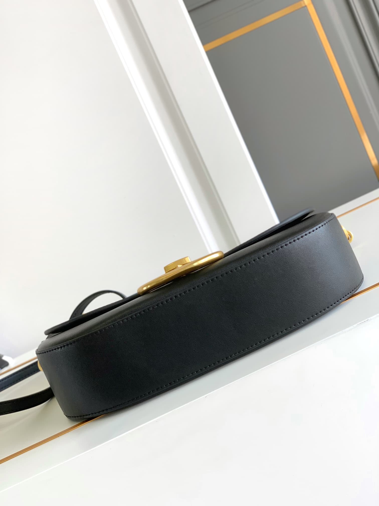 C3214 🆕 Latest fashion trendy item❤ Leather bag, adorned with bronze and gold details from Vlogo. This bag can be carried on the shoulder or under the arm – perfect for everyday use❣️❣️ — image 4