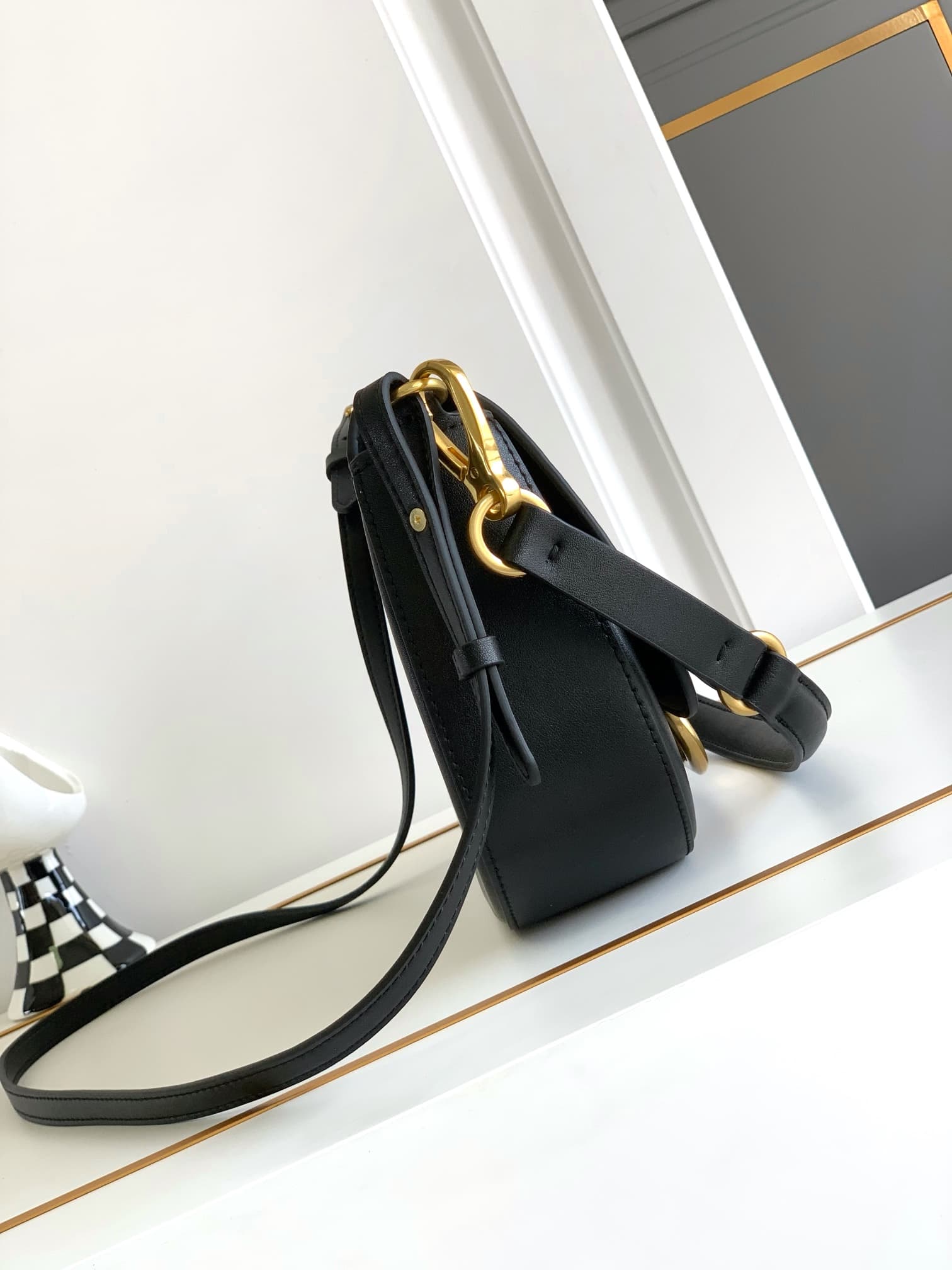 C3214 🆕 Latest fashion trendy item❤ Leather bag, adorned with bronze and gold details from Vlogo. This bag can be carried on the shoulder or under the arm – perfect for everyday use❣️❣️ — image 2