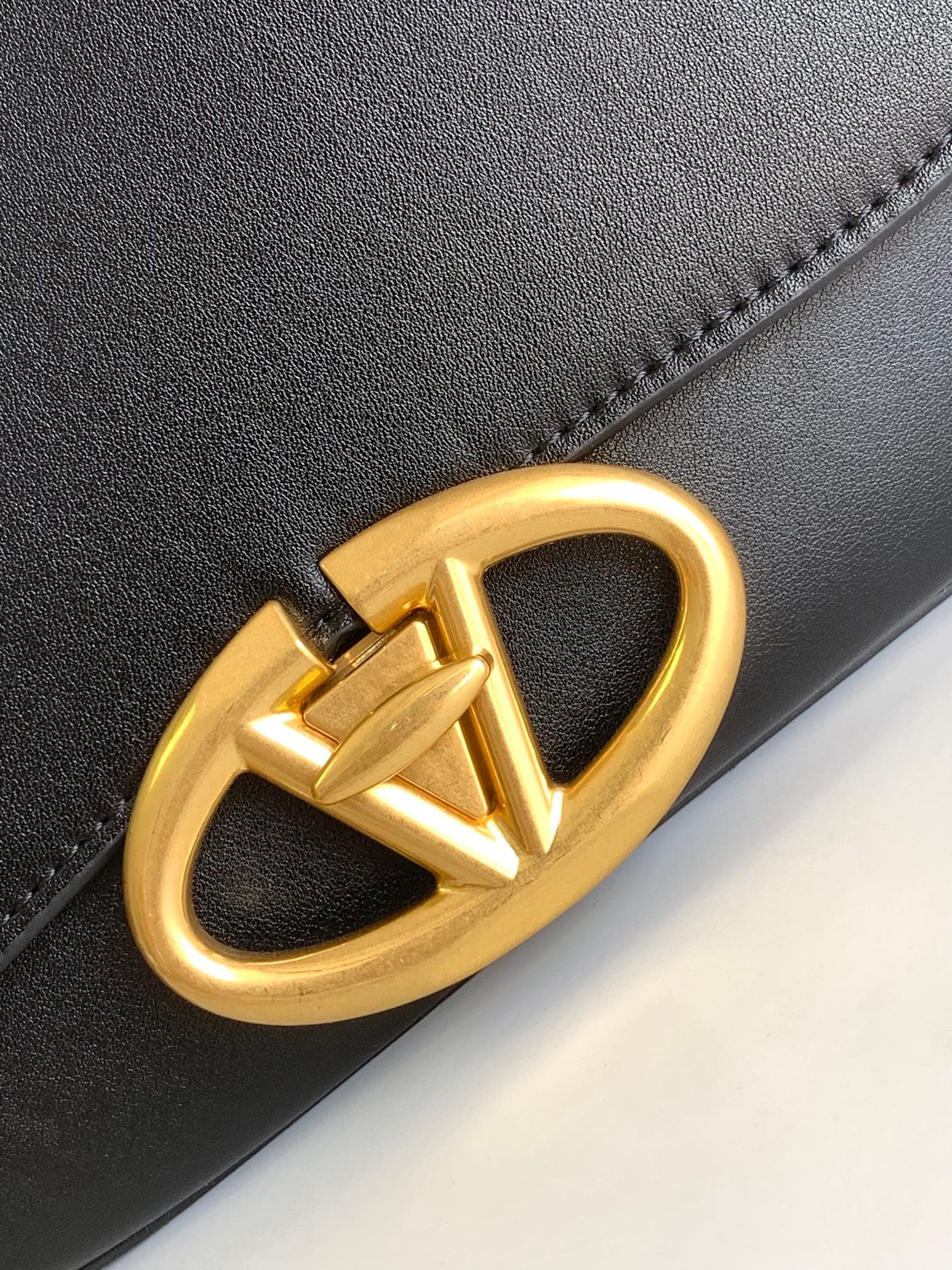 C3214 🆕 Latest fashion trendy item❤ Leather bag, adorned with bronze and gold details from Vlogo. This bag can be carried on the shoulder or under the arm – perfect for everyday use❣️❣️ — image 5