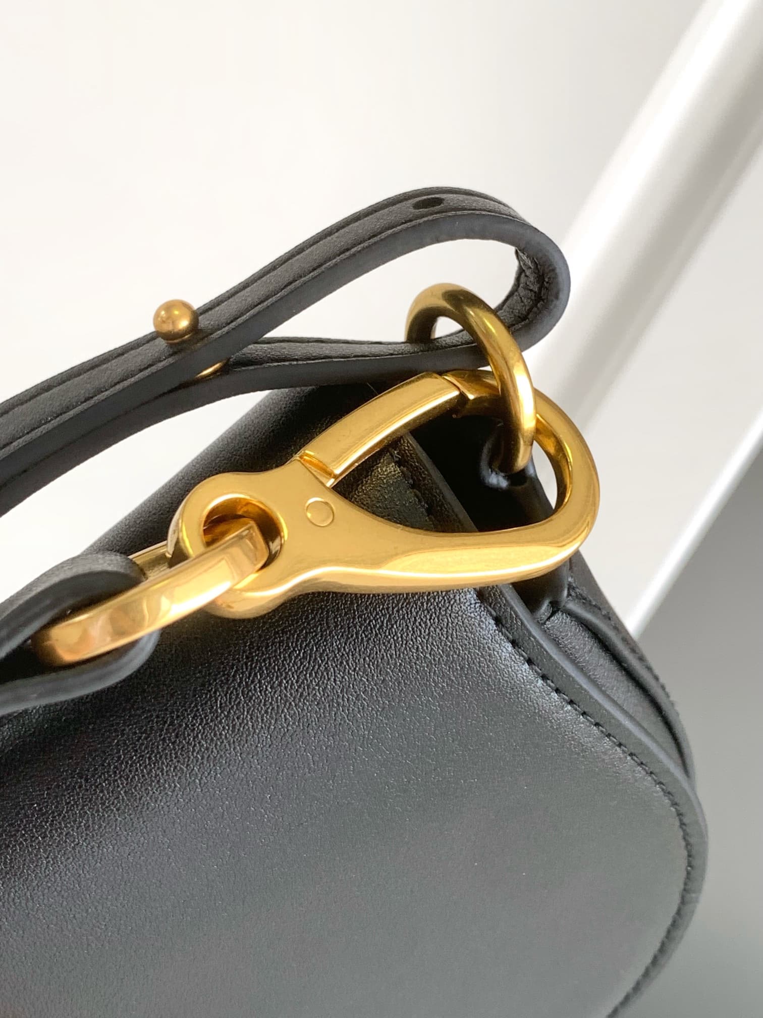 C3214 🆕 Latest fashion trendy item❤ Leather bag, adorned with bronze and gold details from Vlogo. This bag can be carried on the shoulder or under the arm – perfect for everyday use❣️❣️ — image 6