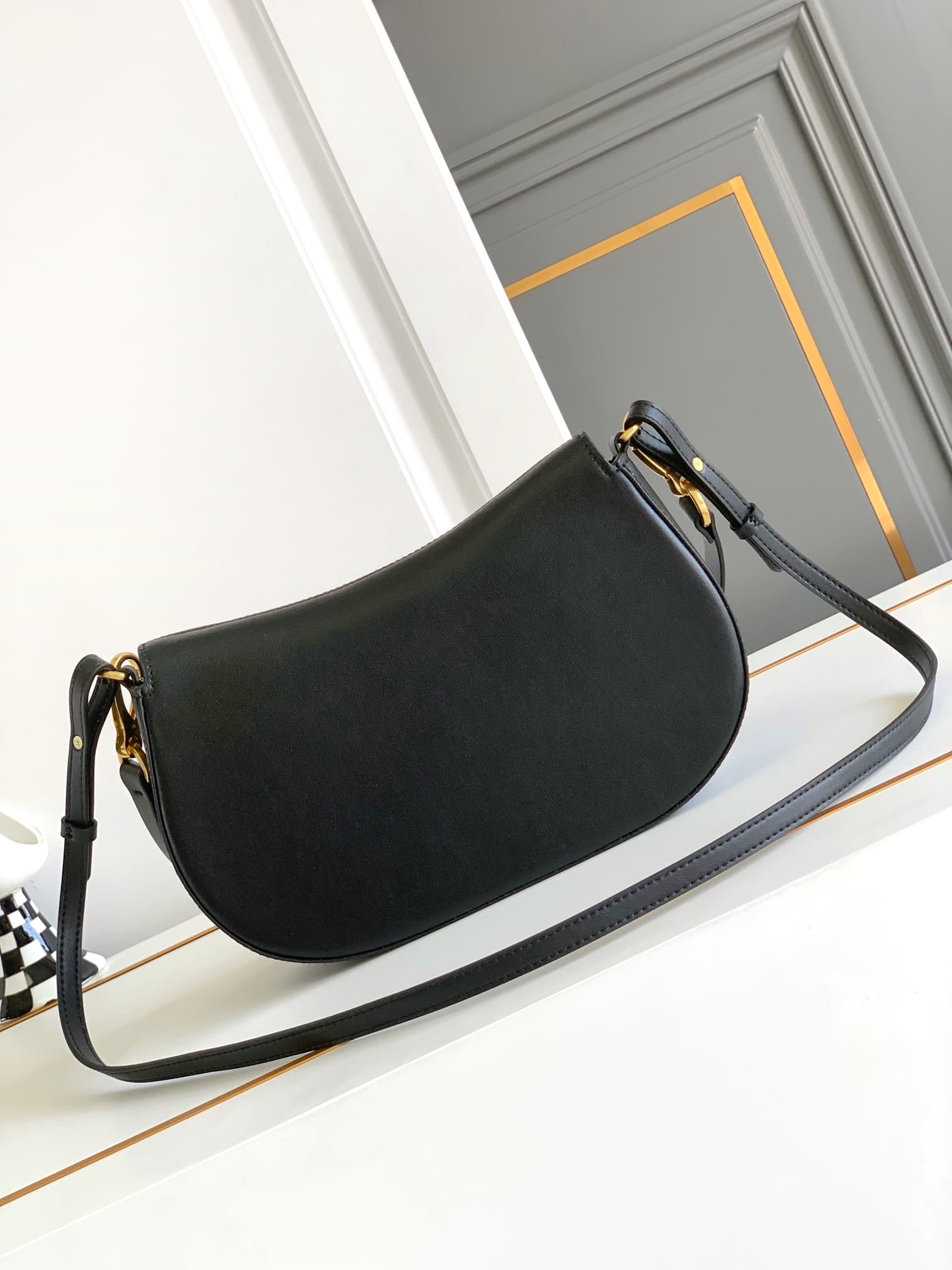 C3214 🆕 Latest fashion trendy item❤ Leather bag, adorned with bronze and gold details from Vlogo. This bag can be carried on the shoulder or under the arm – perfect for everyday use❣️❣️ — image 3