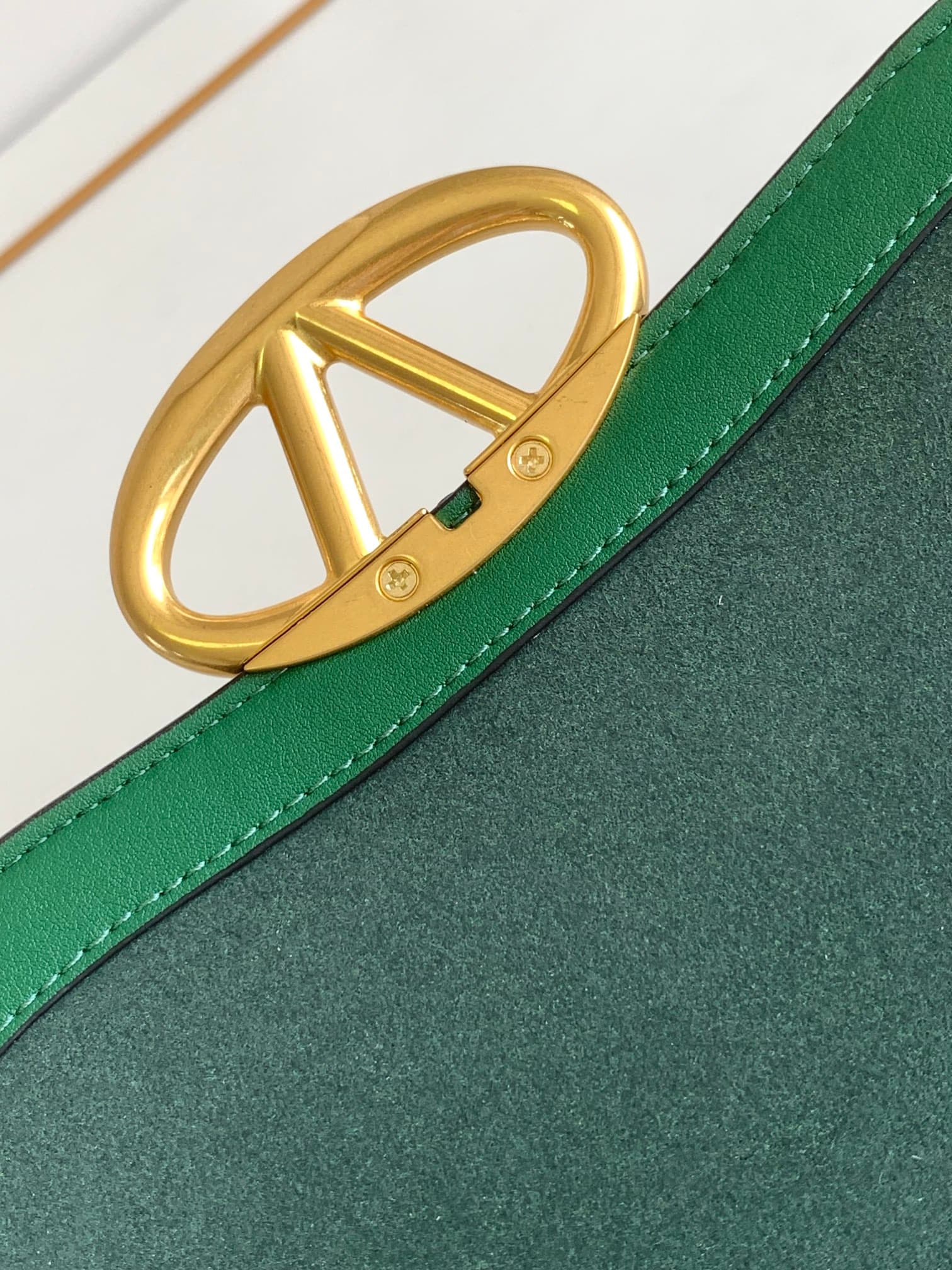 C3213 🆕 Latest fashion trendy item ❤ Leather bag, adorned with bronze and gold details from Vlogo. This bag can be carried across the shoulder or under the arms – perfect for all occasions ❣️❣️ — image 7
