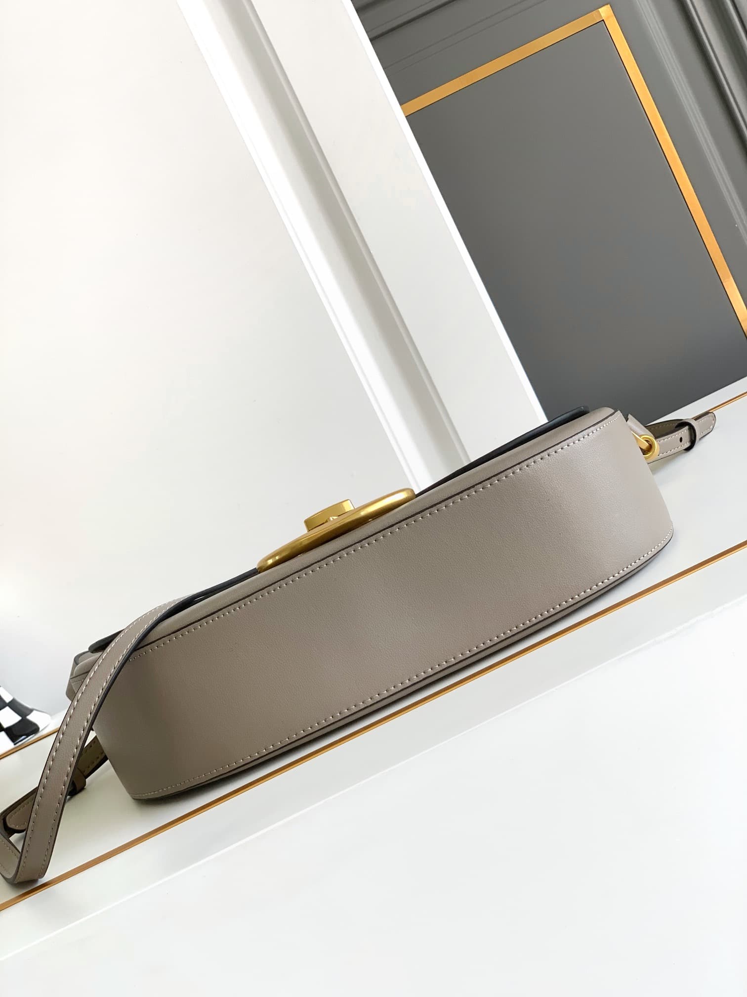 C3212 🆕 Latest fashion trendy item❤ Leather bag, adorned with bronze and gold details from Vlogo. This bag can be carried across the shoulder or under the arm – perfect for everyday use❣️❣️ — image 4