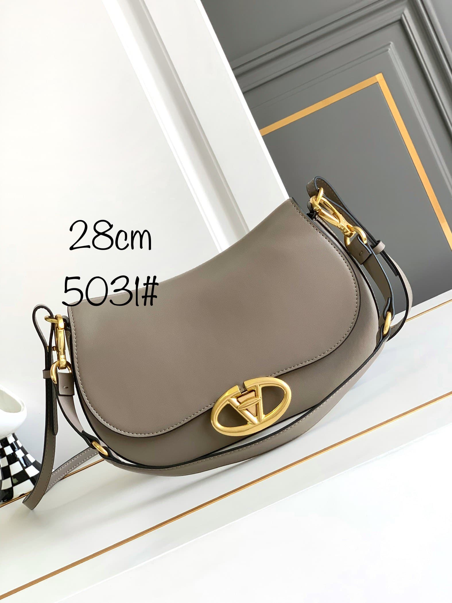 C3212 🆕 Latest fashion trendy item❤ Leather bag, adorned with bronze and gold details from Vlogo. This bag can be carried across the shoulder or under the arm – perfect for everyday use❣️❣️ — image 1