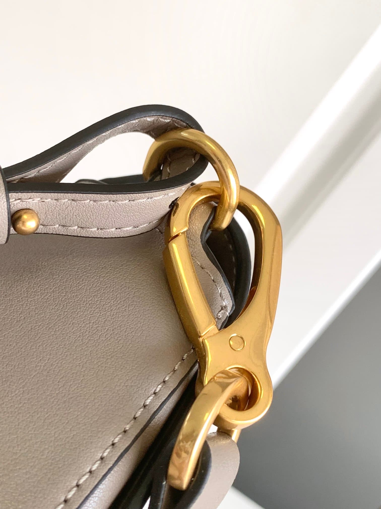 C3212 🆕 Latest fashion trendy item❤ Leather bag, adorned with bronze and gold details from Vlogo. This bag can be carried across the shoulder or under the arm – perfect for everyday use❣️❣️ — image 6
