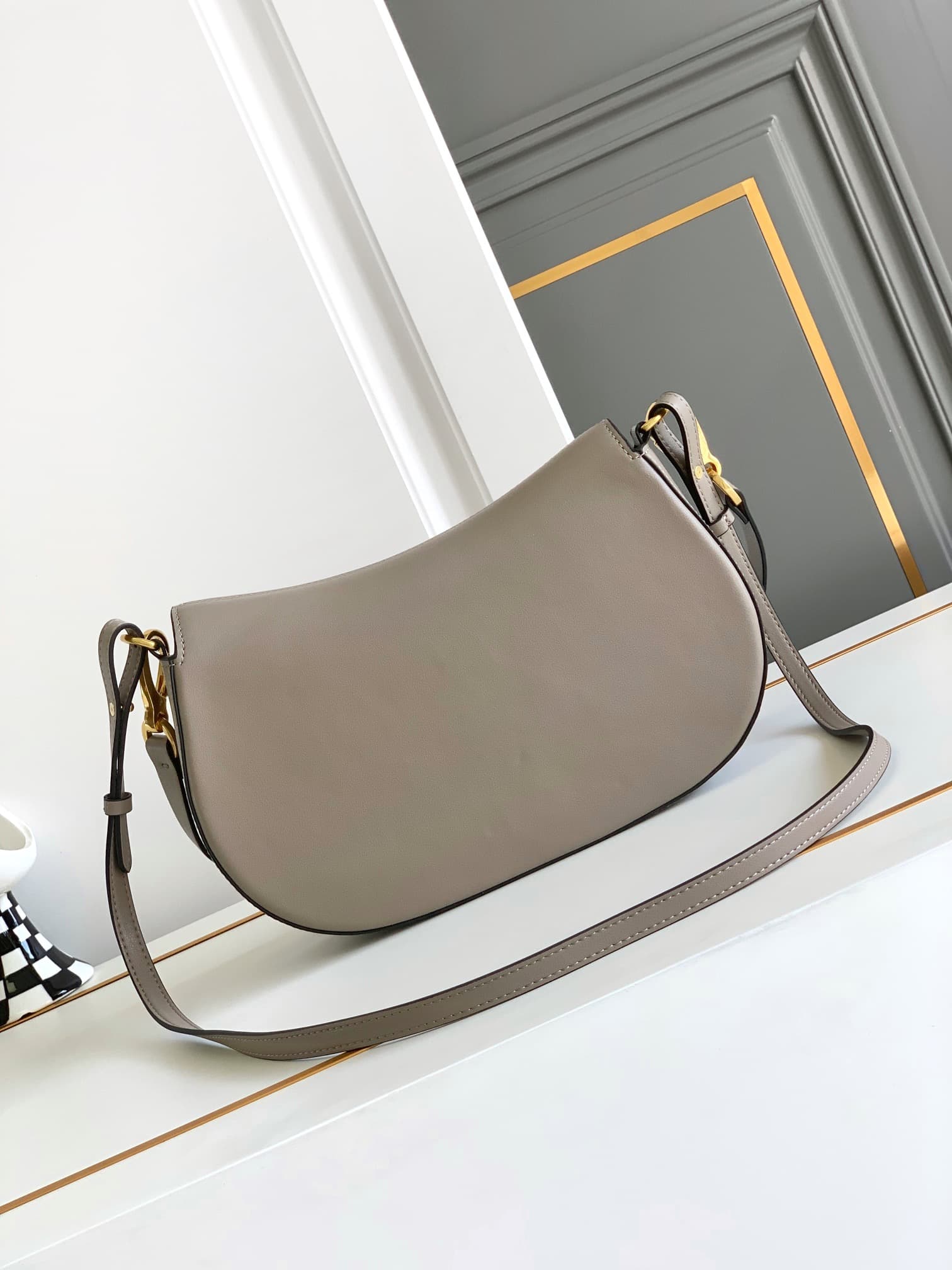 C3212 🆕 Latest fashion trendy item❤ Leather bag, adorned with bronze and gold details from Vlogo. This bag can be carried across the shoulder or under the arm – perfect for everyday use❣️❣️ — image 3