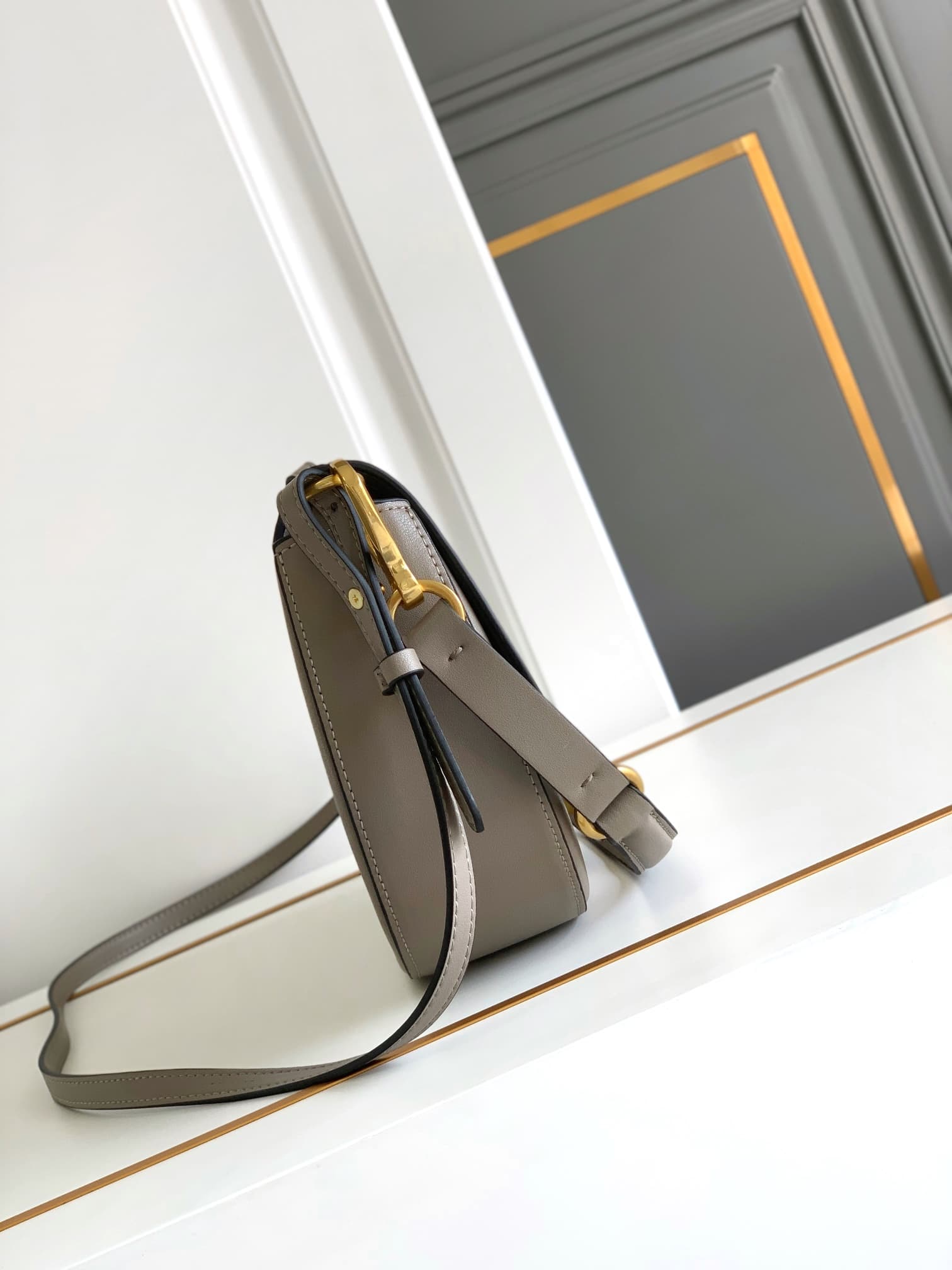 C3212 🆕 Latest fashion trendy item❤ Leather bag, adorned with bronze and gold details from Vlogo. This bag can be carried across the shoulder or under the arm – perfect for everyday use❣️❣️ — image 2
