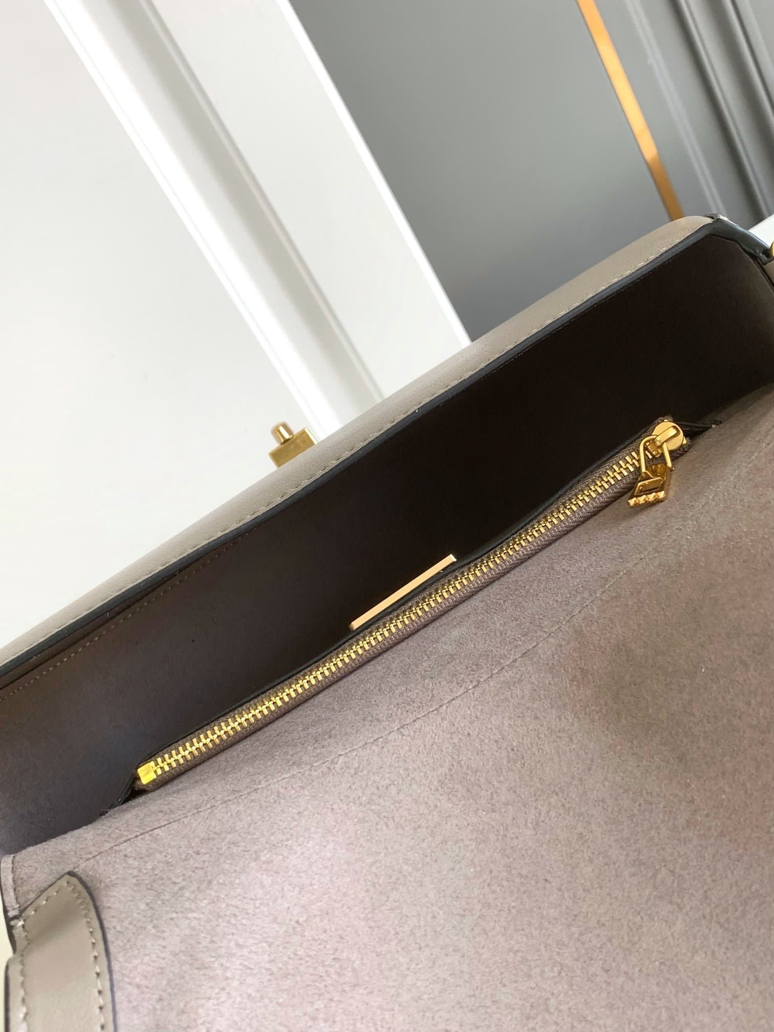 C3212 🆕 Latest fashion trendy item❤ Leather bag, adorned with bronze and gold details from Vlogo. This bag can be carried across the shoulder or under the arm – perfect for everyday use❣️❣️ — image 8