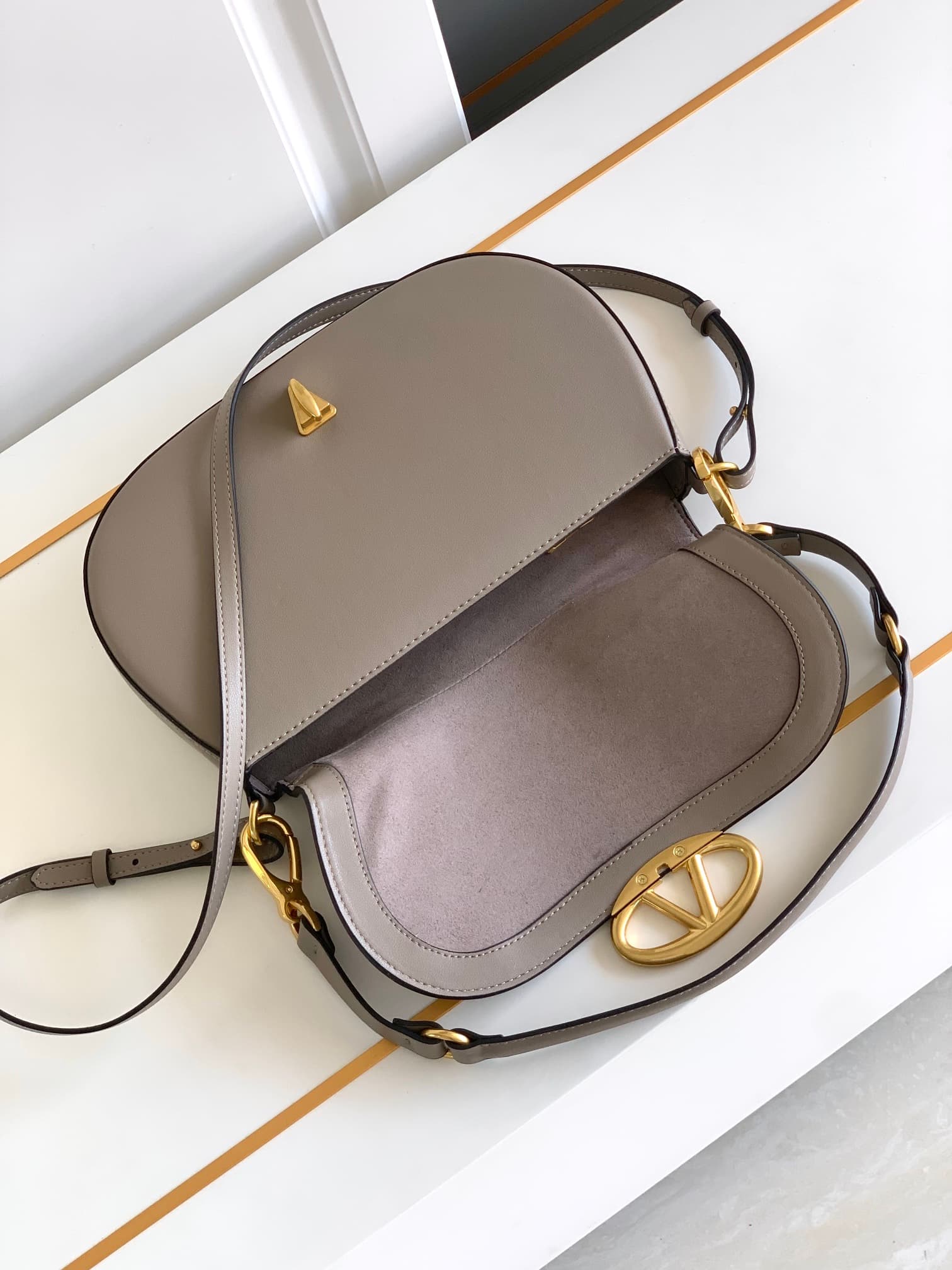 C3212 🆕 Latest fashion trendy item❤ Leather bag, adorned with bronze and gold details from Vlogo. This bag can be carried across the shoulder or under the arm – perfect for everyday use❣️❣️ — image 7