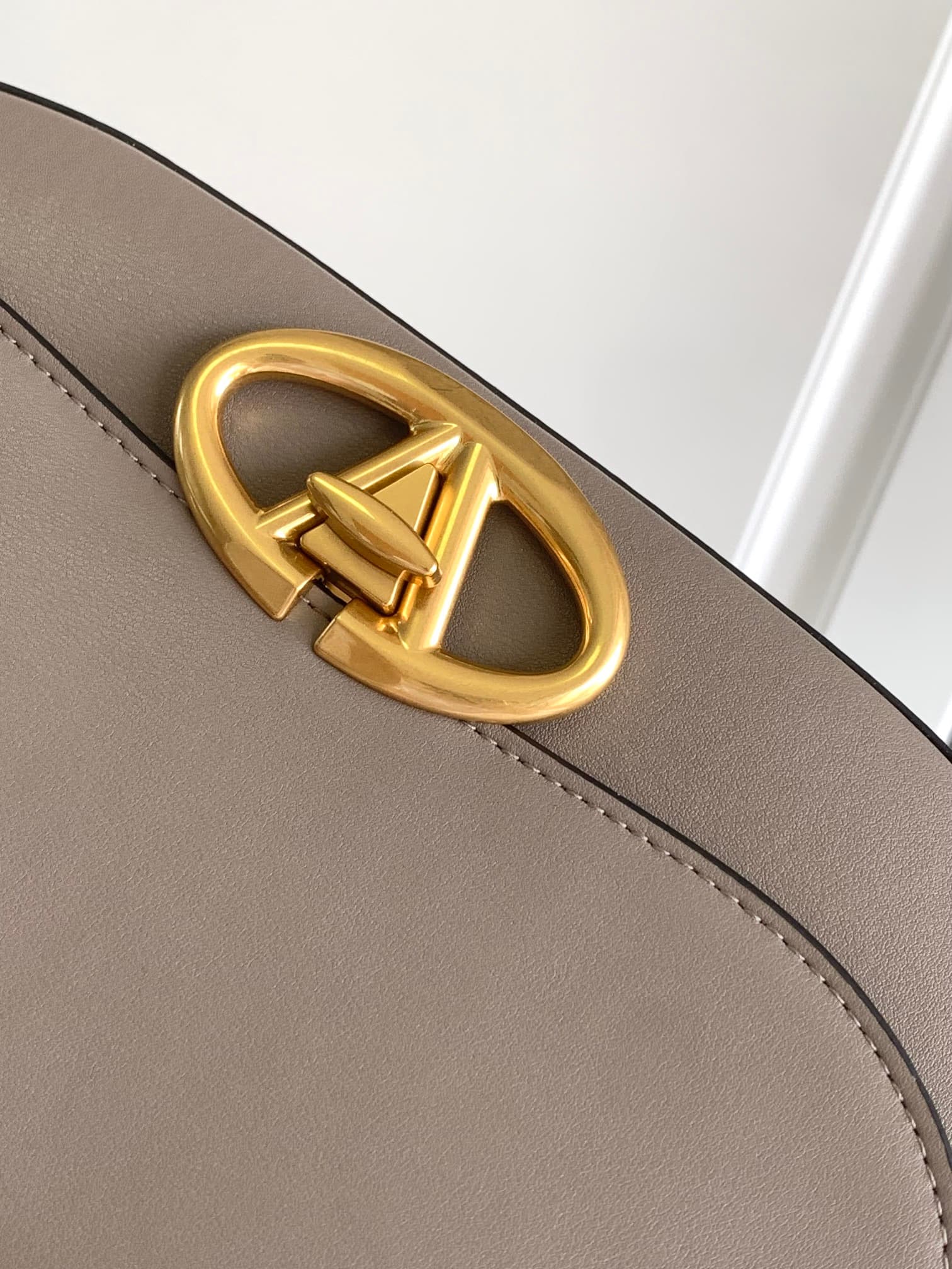 C3212 🆕 Latest fashion trendy item❤ Leather bag, adorned with bronze and gold details from Vlogo. This bag can be carried across the shoulder or under the arm – perfect for everyday use❣️❣️ — image 5