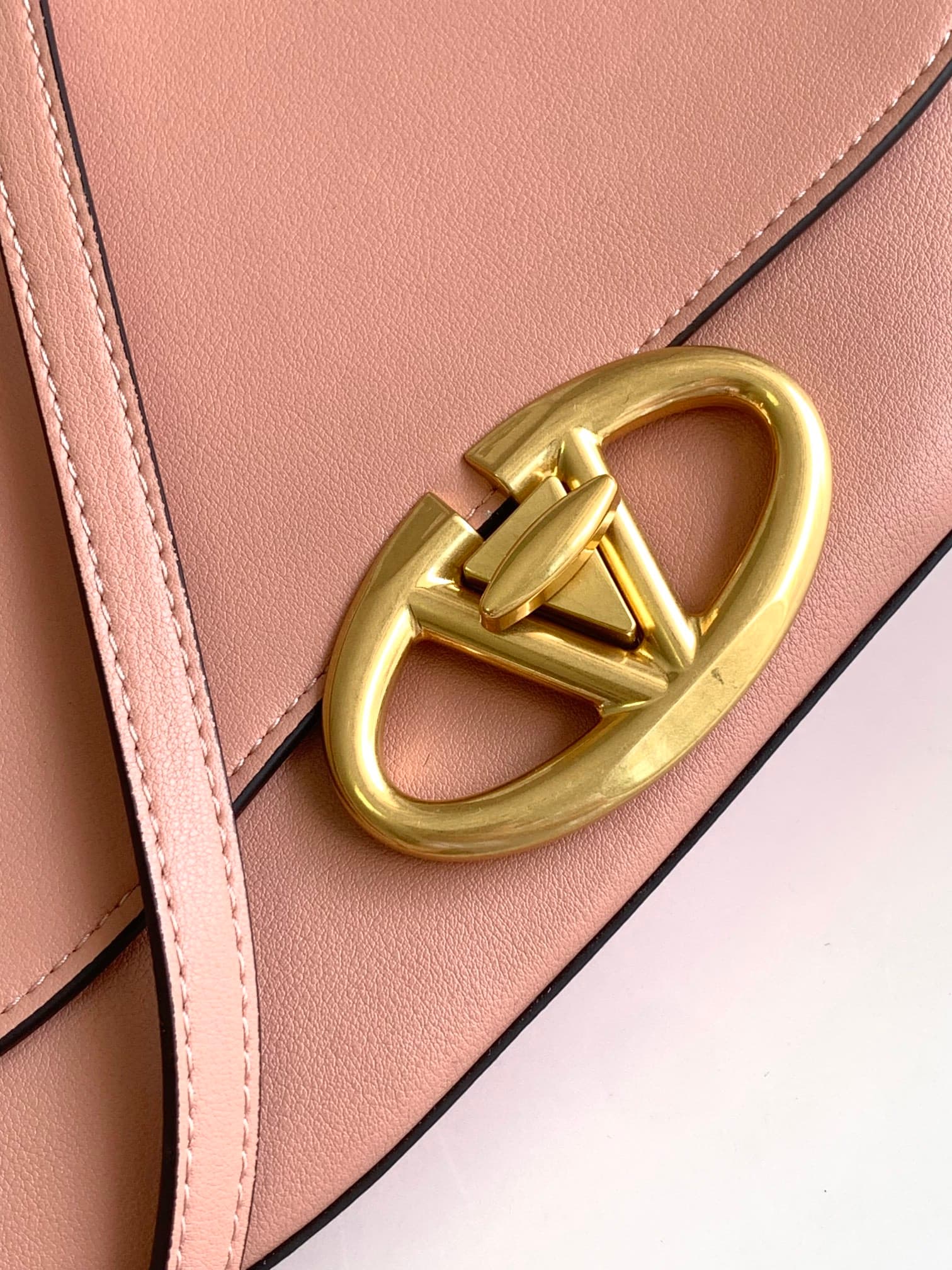 C3211 🆕 Latest fashion trendy item❤ Leather bag, adorned with bronze and gold detailing in Vlogo style. This bag can be carried on the shoulder or under the arm – a perfect versatile piece❣️❣️ — image 5