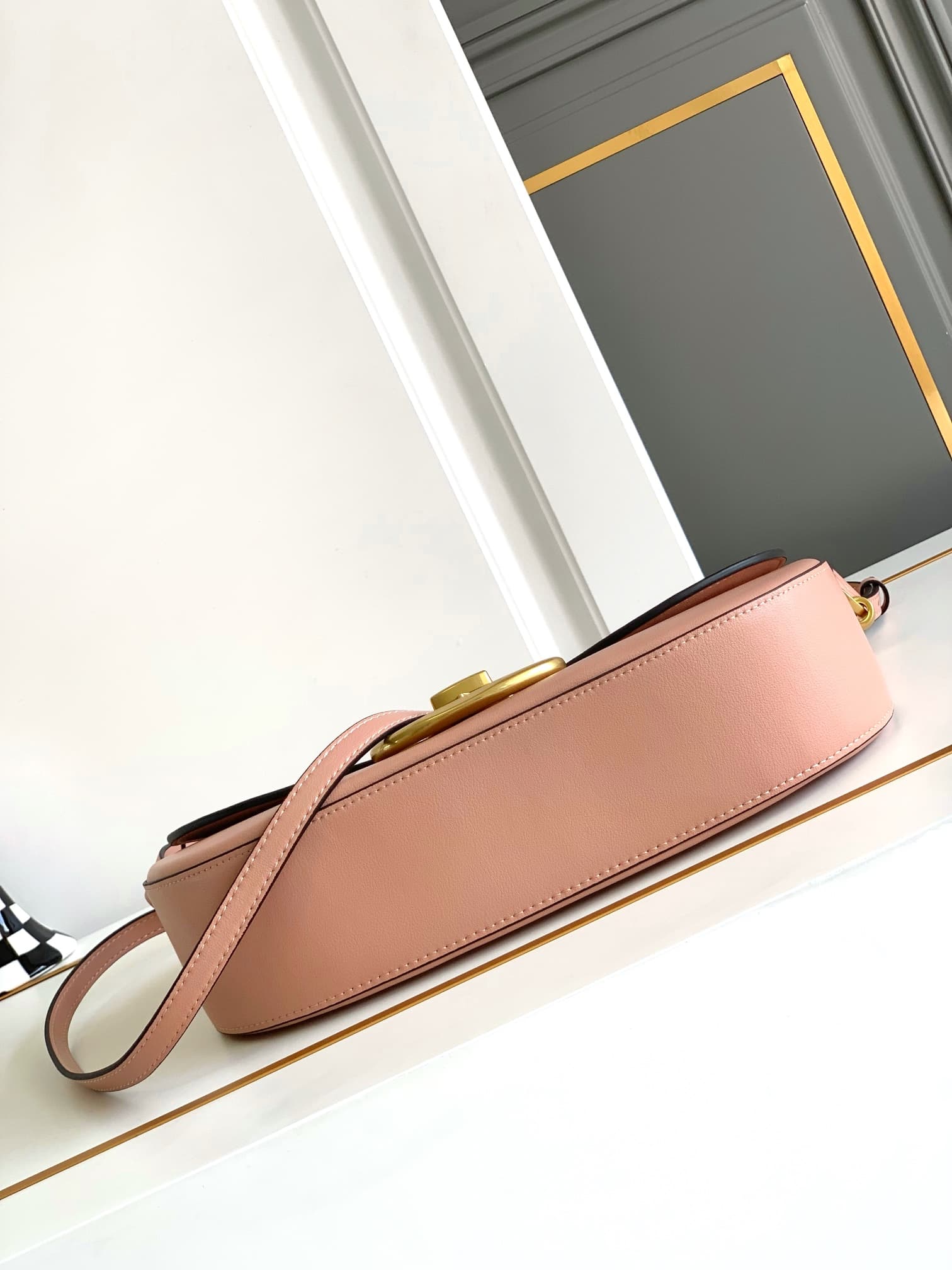 C3211 🆕 Latest fashion trendy item❤ Leather bag, adorned with bronze and gold detailing in Vlogo style. This bag can be carried on the shoulder or under the arm – a perfect versatile piece❣️❣️ — image 4