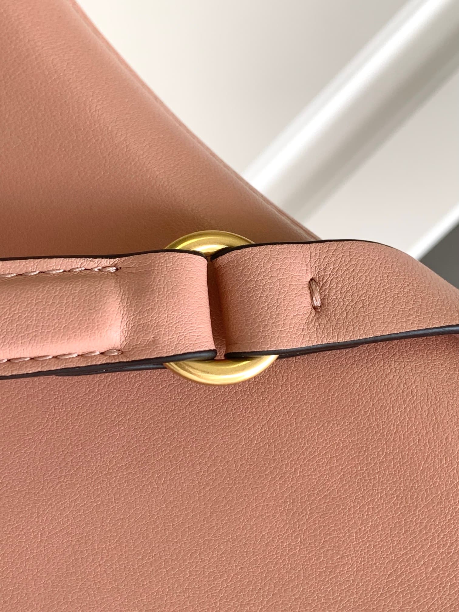 C3211 🆕 Latest fashion trendy item❤ Leather bag, adorned with bronze and gold detailing in Vlogo style. This bag can be carried on the shoulder or under the arm – a perfect versatile piece❣️❣️ — image 6