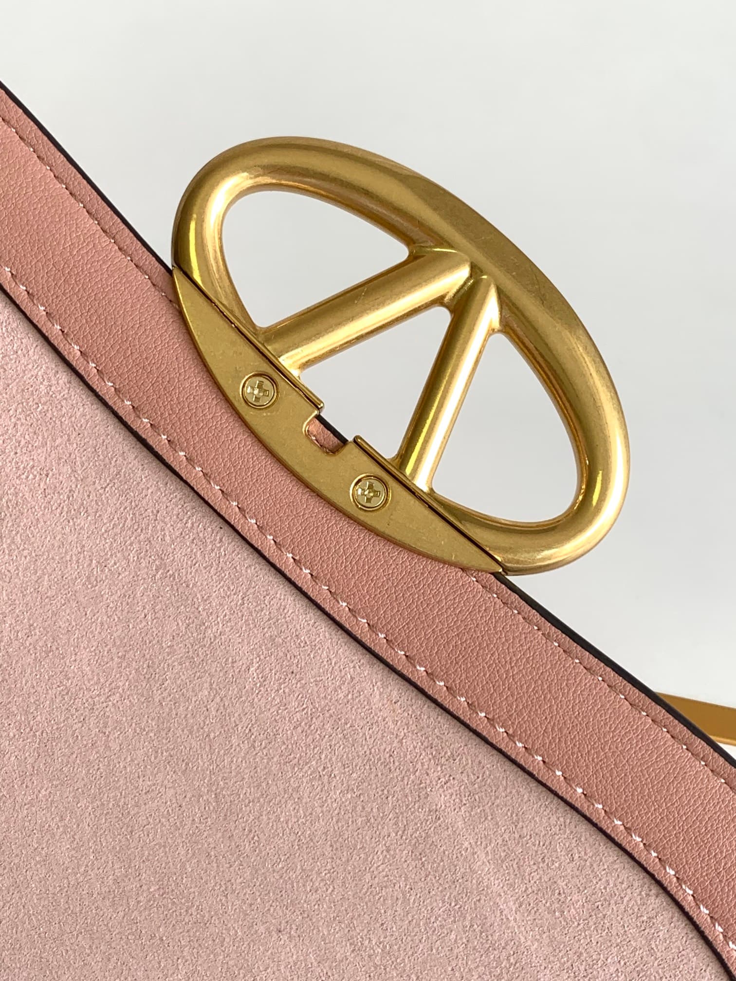 C3211 🆕 Latest fashion trendy item❤ Leather bag, adorned with bronze and gold detailing in Vlogo style. This bag can be carried on the shoulder or under the arm – a perfect versatile piece❣️❣️ — image 7