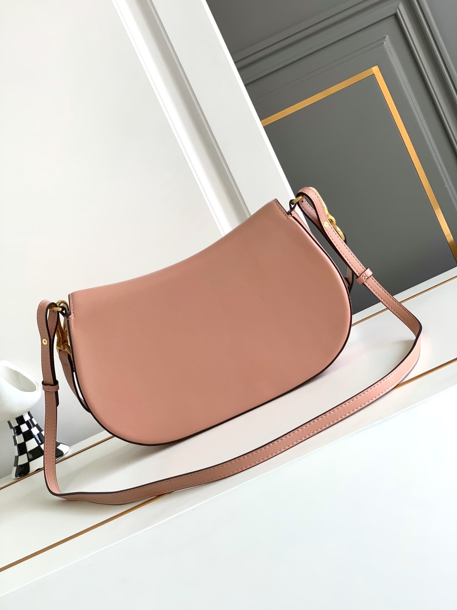 C3211 🆕 Latest fashion trendy item❤ Leather bag, adorned with bronze and gold detailing in Vlogo style. This bag can be carried on the shoulder or under the arm – a perfect versatile piece❣️❣️ — image 3