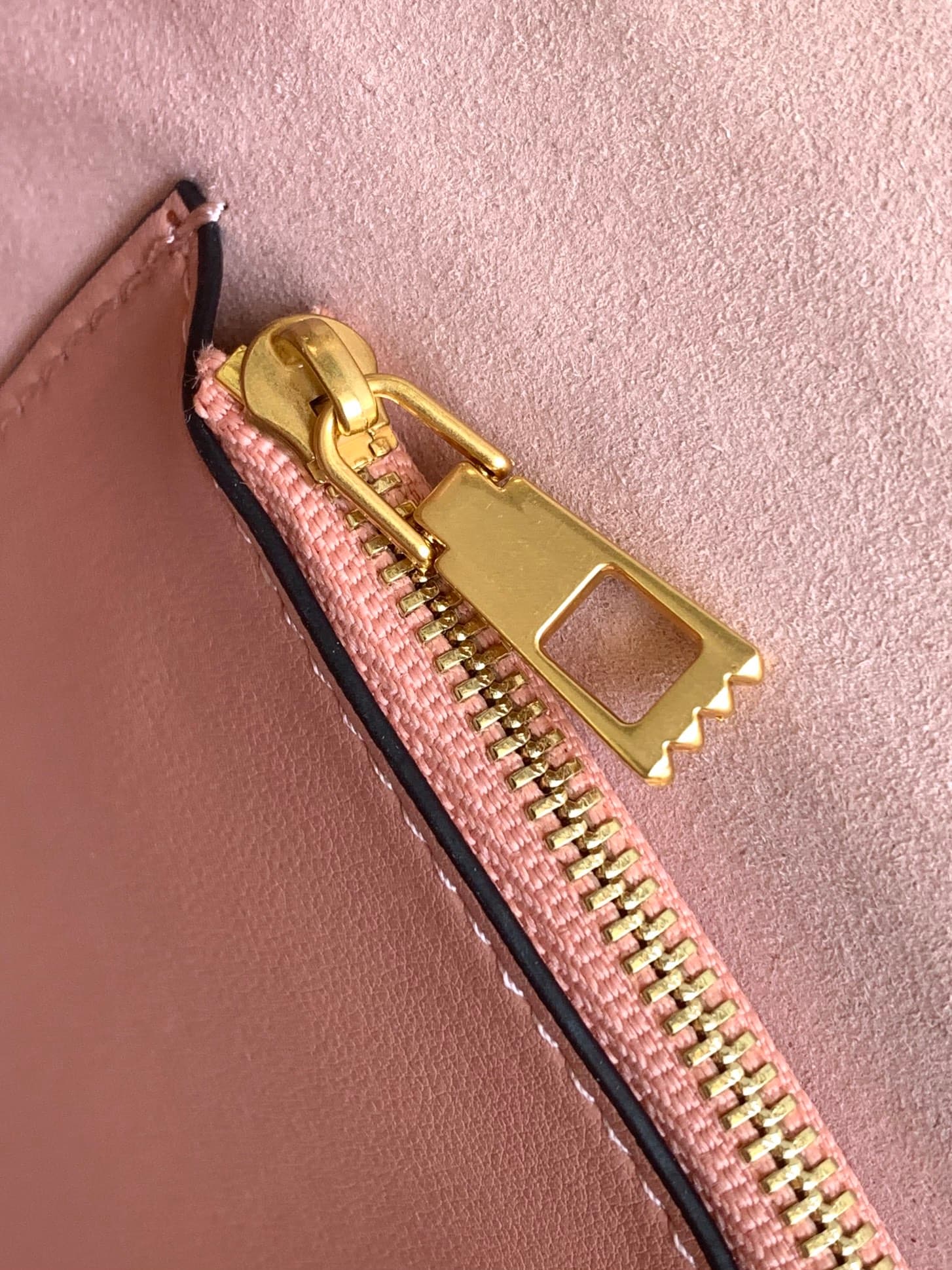 C3211 🆕 Latest fashion trendy item❤ Leather bag, adorned with bronze and gold detailing in Vlogo style. This bag can be carried on the shoulder or under the arm – a perfect versatile piece❣️❣️ — image 8