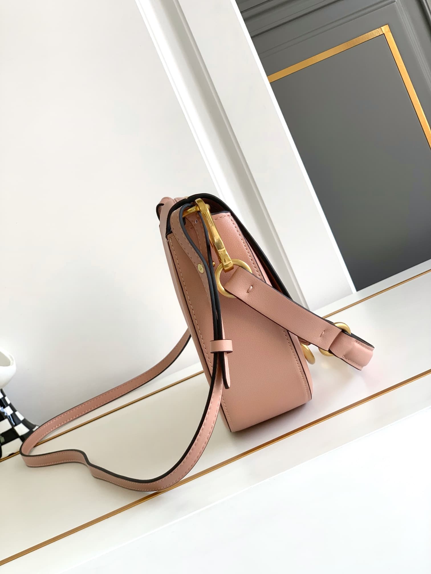C3211 🆕 Latest fashion trendy item❤ Leather bag, adorned with bronze and gold detailing in Vlogo style. This bag can be carried on the shoulder or under the arm – a perfect versatile piece❣️❣️ — image 2