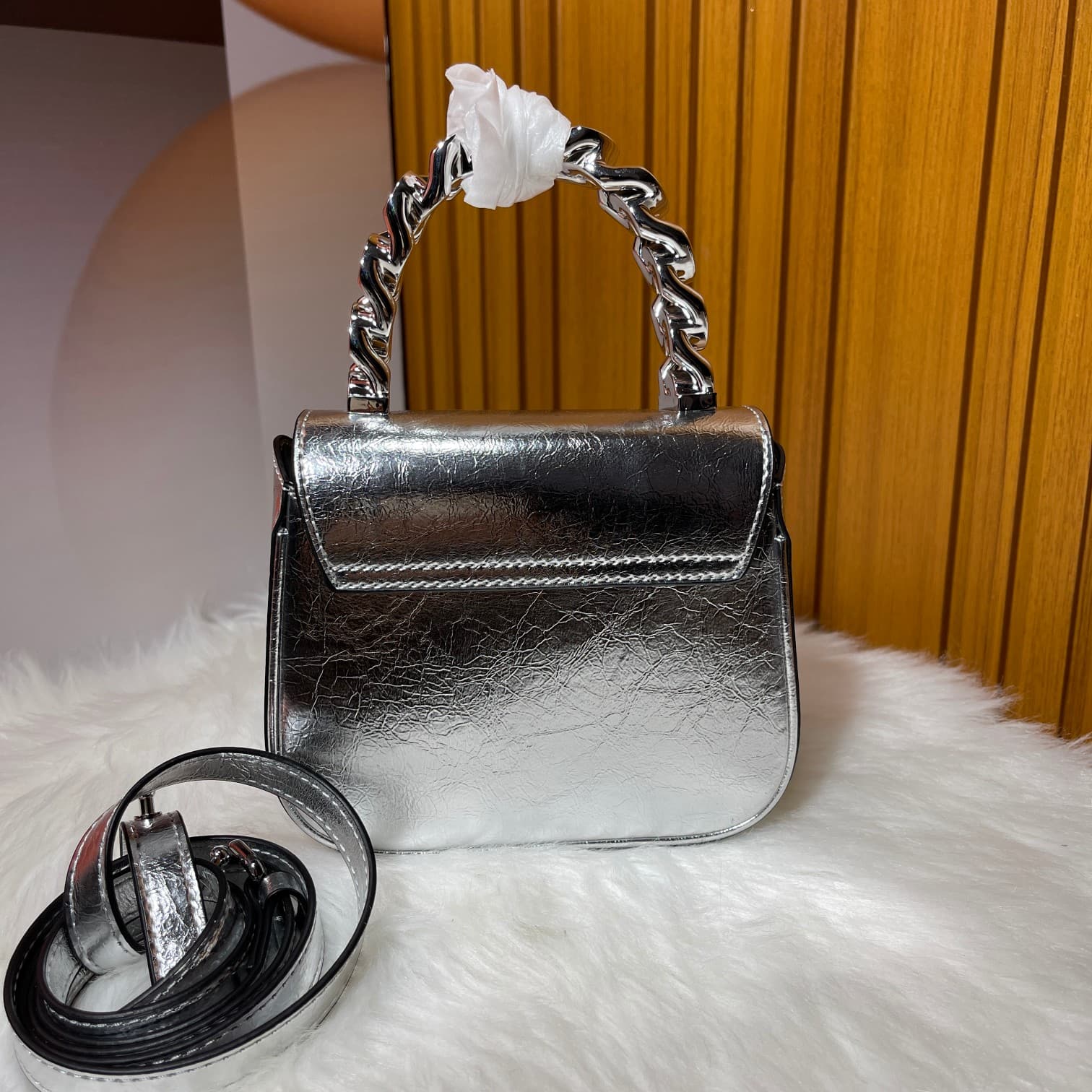 C2823 The new La Medusa mini bag, which has become very popular across the internet, is now available! It’s made from high-quality cowhide. The Ton-Sur-Ton Medusa design in the center is highly recognizable. The handle at the top of the strap is detachabl — image 2