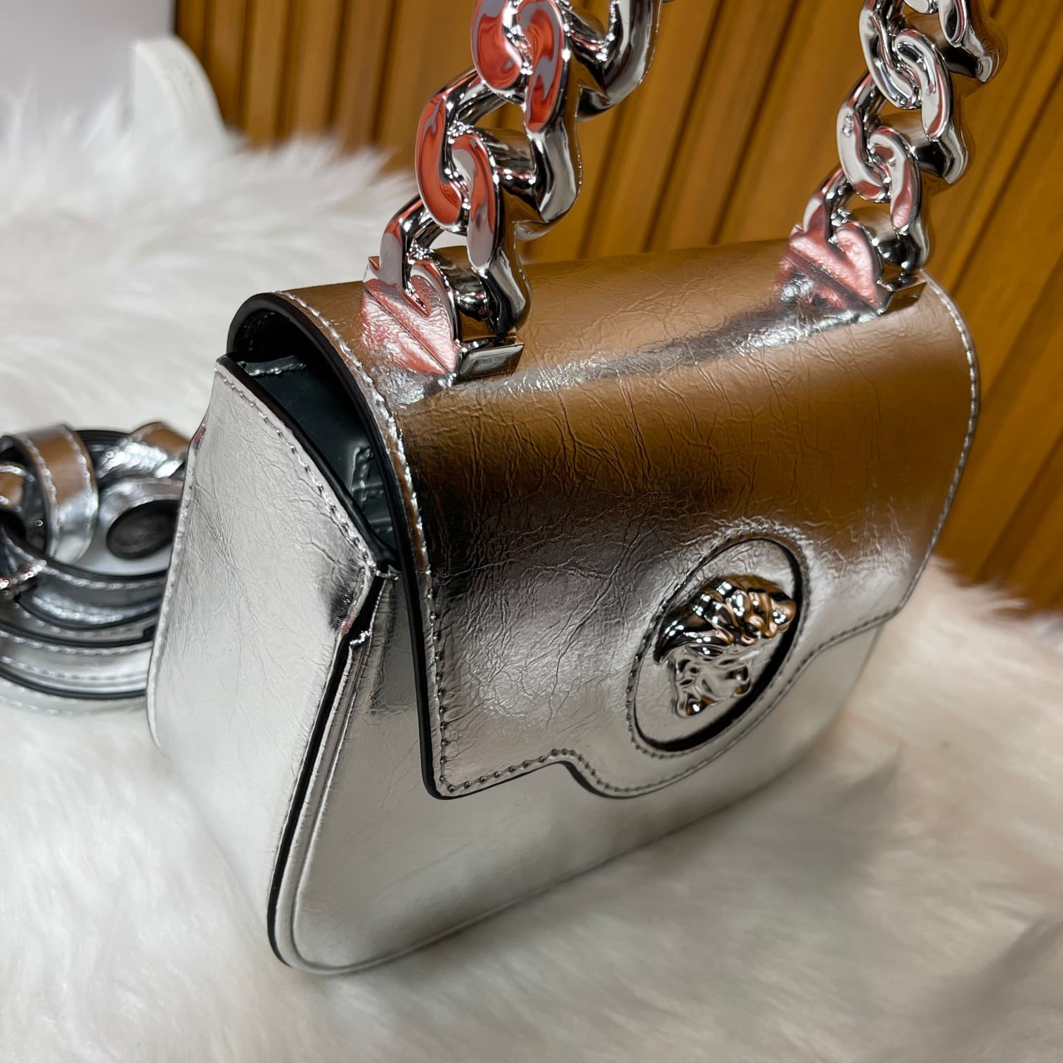 C2823 The new La Medusa mini bag, which has become very popular across the internet, is now available! It’s made from high-quality cowhide. The Ton-Sur-Ton Medusa design in the center is highly recognizable. The handle at the top of the strap is detachabl — image 3