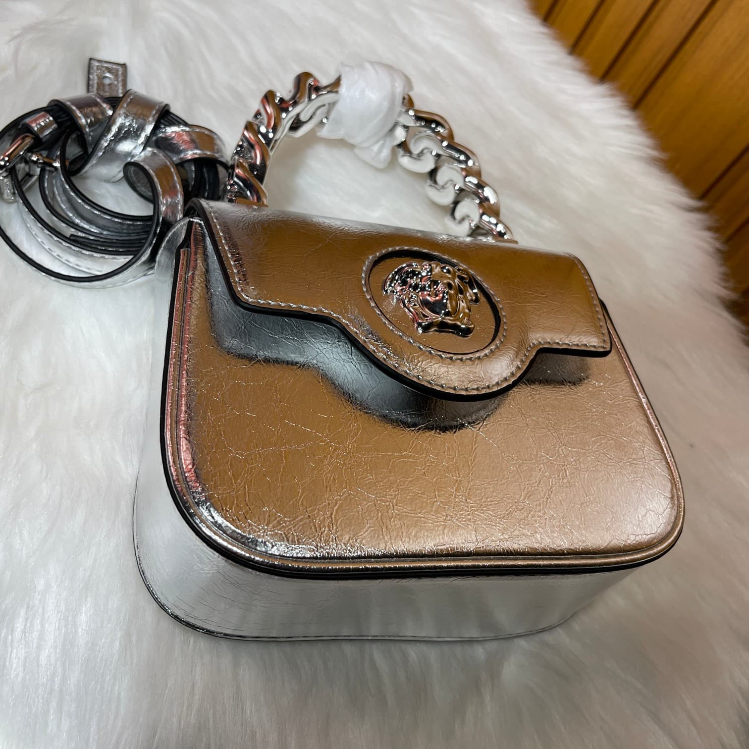 C2823 The new La Medusa mini bag, which has become very popular across the internet, is now available! It’s made from high-quality cowhide. The Ton-Sur-Ton Medusa design in the center is highly recognizable. The handle at the top of the strap is detachabl — image 4