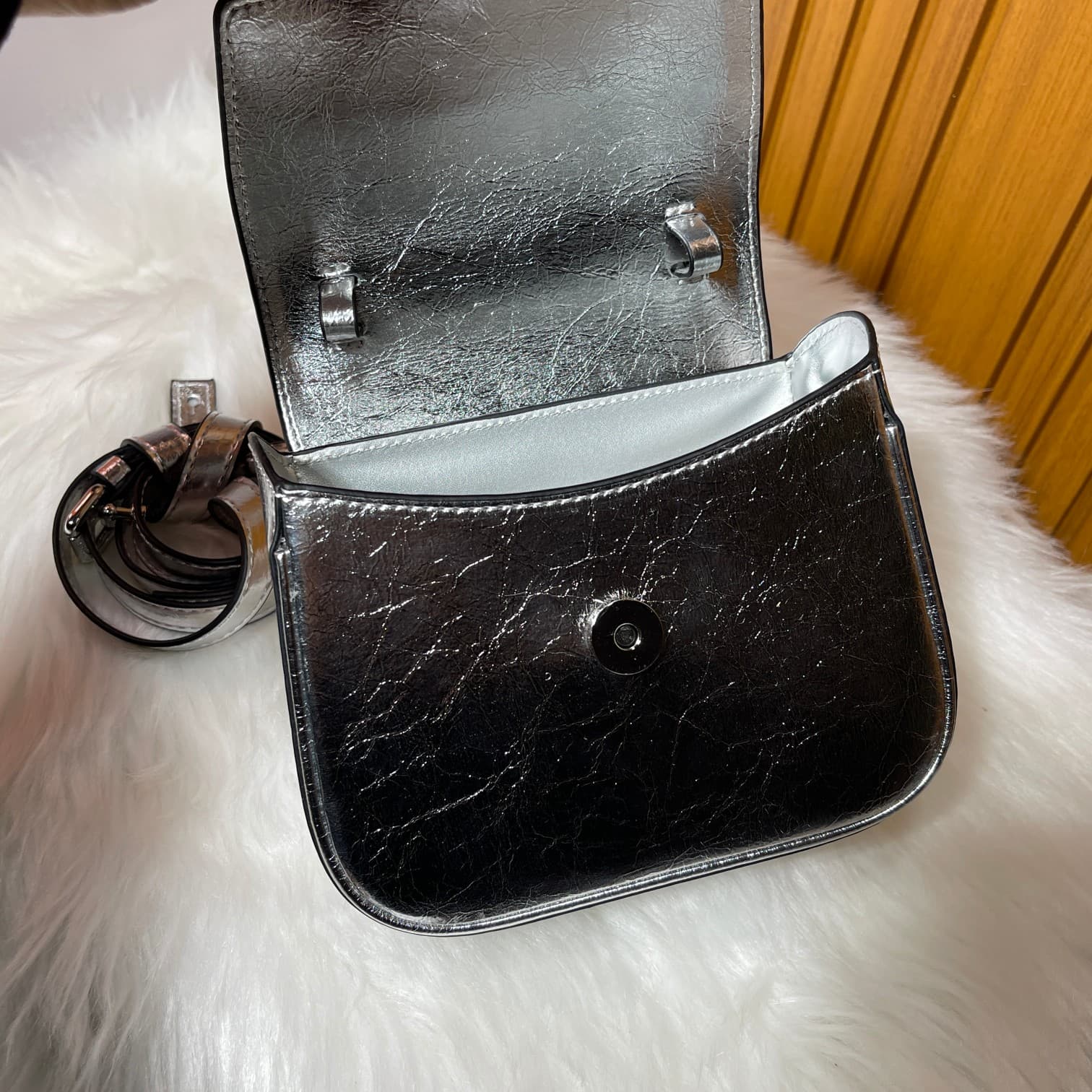 C2823 The new La Medusa mini bag, which has become very popular across the internet, is now available! It’s made from high-quality cowhide. The Ton-Sur-Ton Medusa design in the center is highly recognizable. The handle at the top of the strap is detachabl — image 5