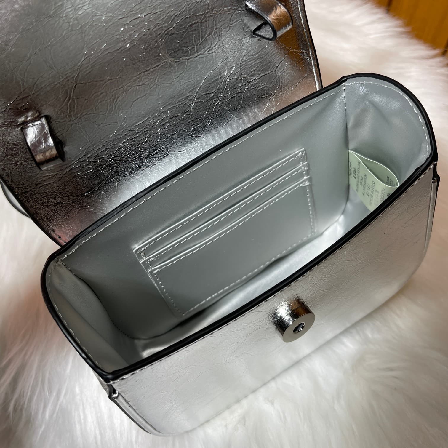 C2823 The new La Medusa mini bag, which has become very popular across the internet, is now available! It’s made from high-quality cowhide. The Ton-Sur-Ton Medusa design in the center is highly recognizable. The handle at the top of the strap is detachabl — image 6