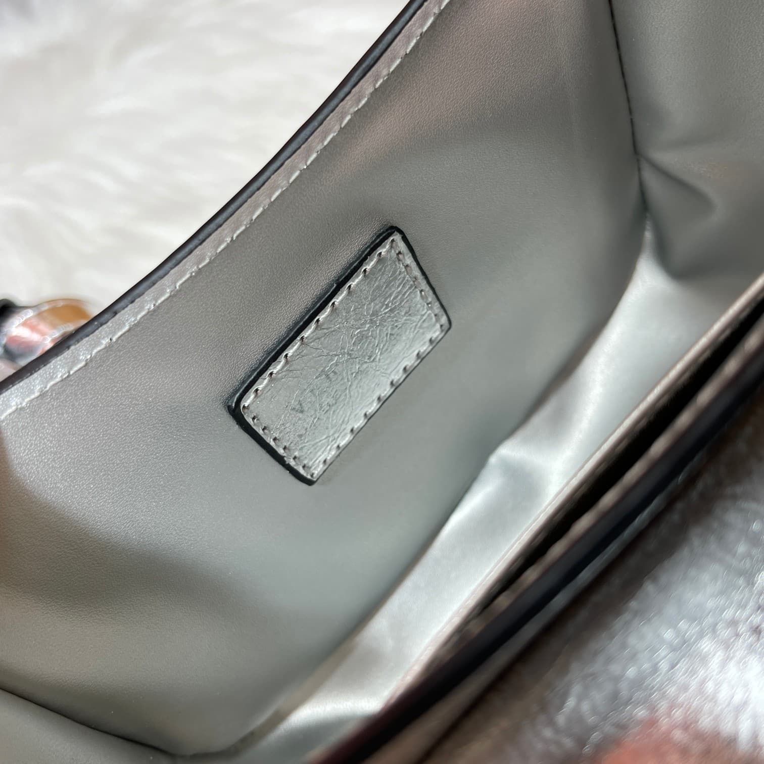 C2823 The new La Medusa mini bag, which has become very popular across the internet, is now available! It’s made from high-quality cowhide. The Ton-Sur-Ton Medusa design in the center is highly recognizable. The handle at the top of the strap is detachabl — image 7
